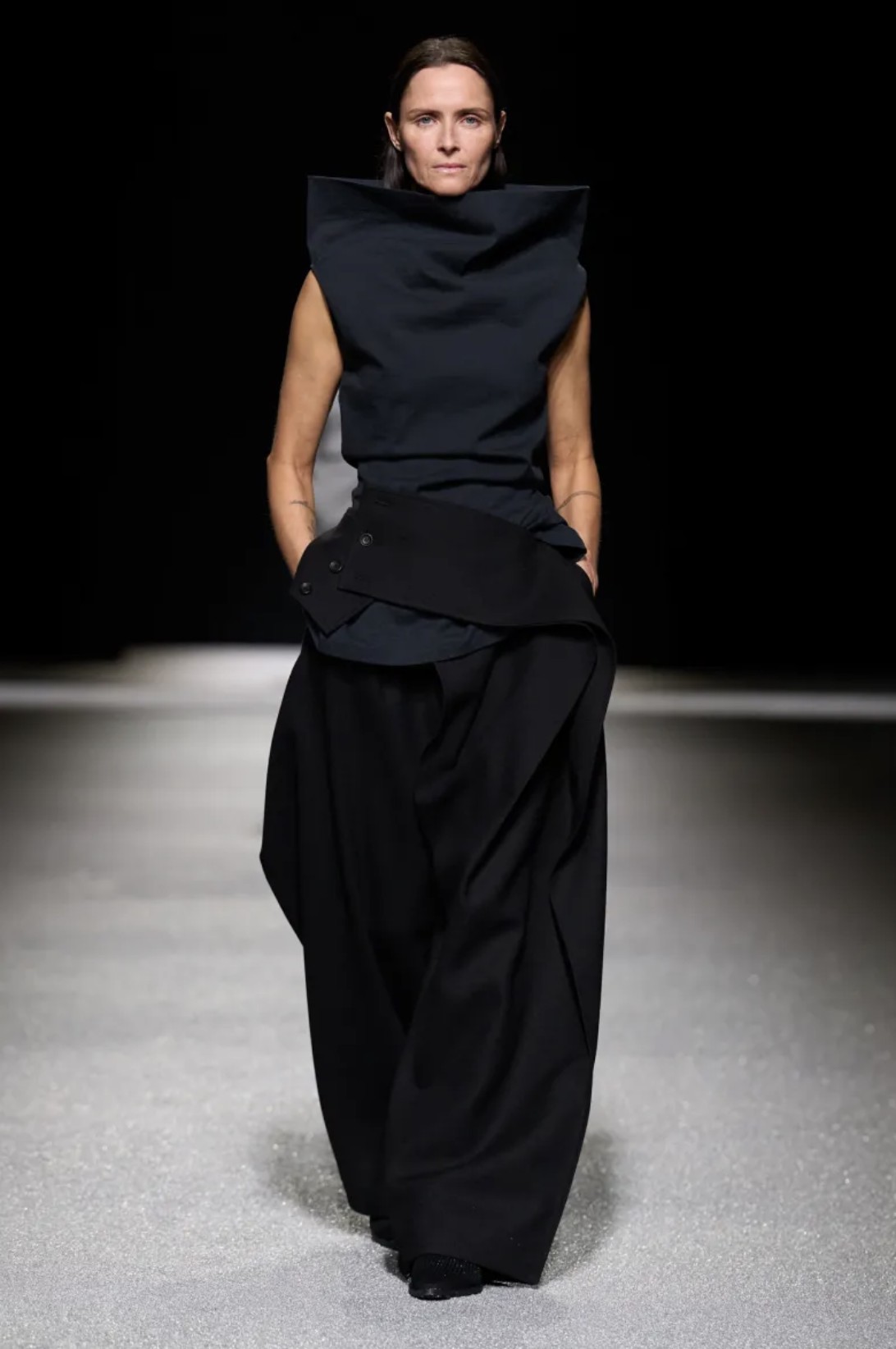 Hinh anh ISSEY MIYAKE Thu Đông 2026: Vẻ đẹp của sự dang dở 34