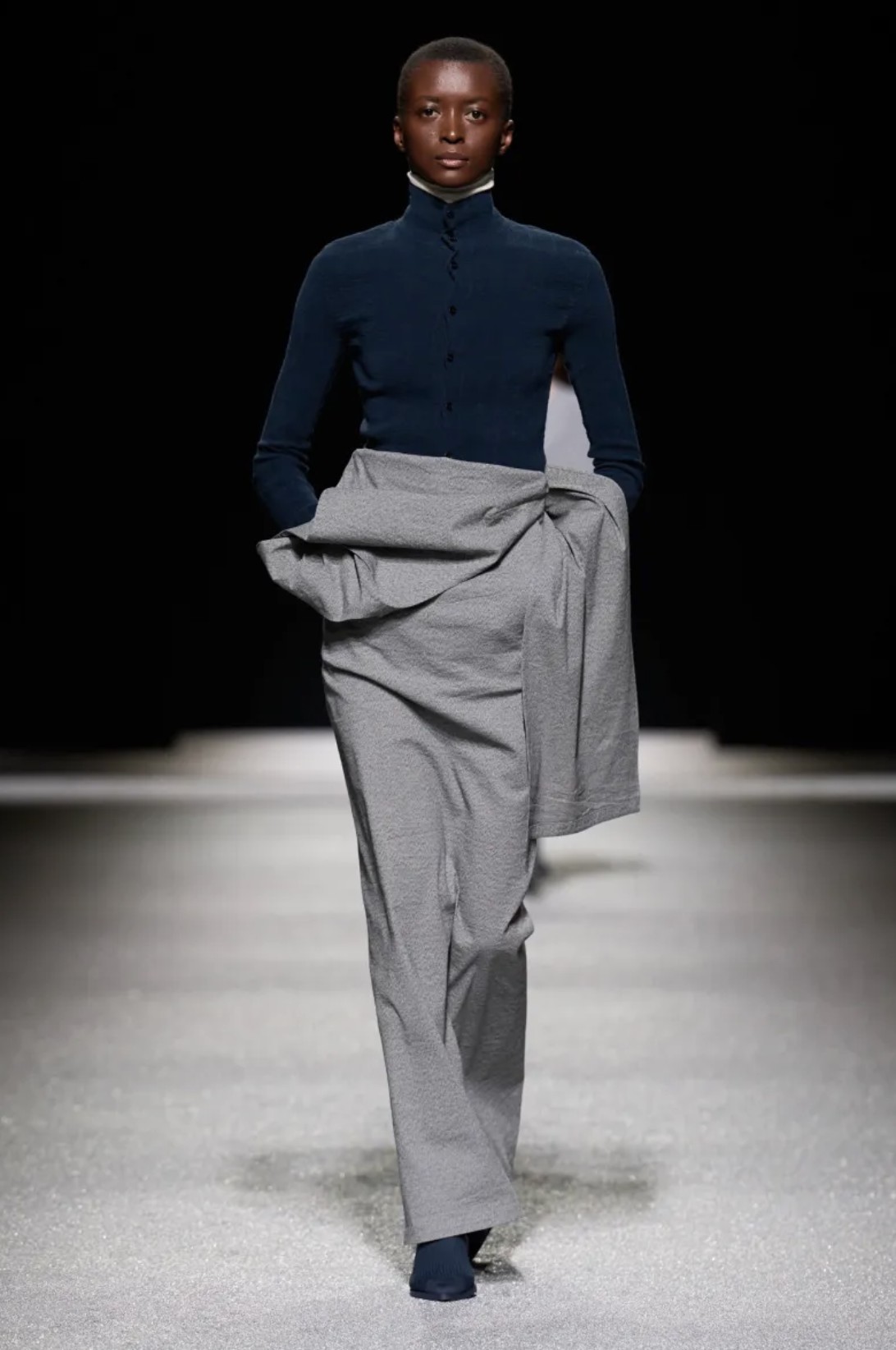 Hinh anh ISSEY MIYAKE Thu Đông 2026: Vẻ đẹp của sự dang dở 24