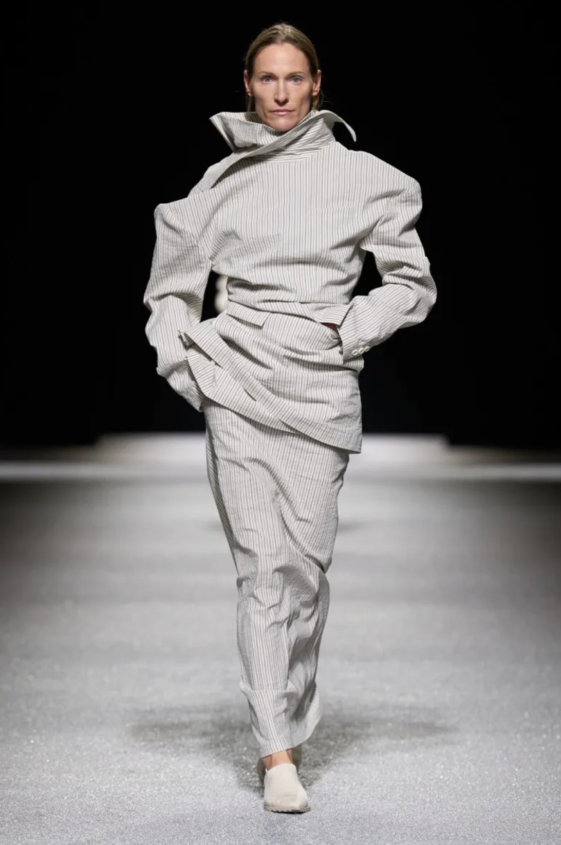 Hinh anh ISSEY MIYAKE Thu Đông 2026: Vẻ đẹp của sự dang dở 25