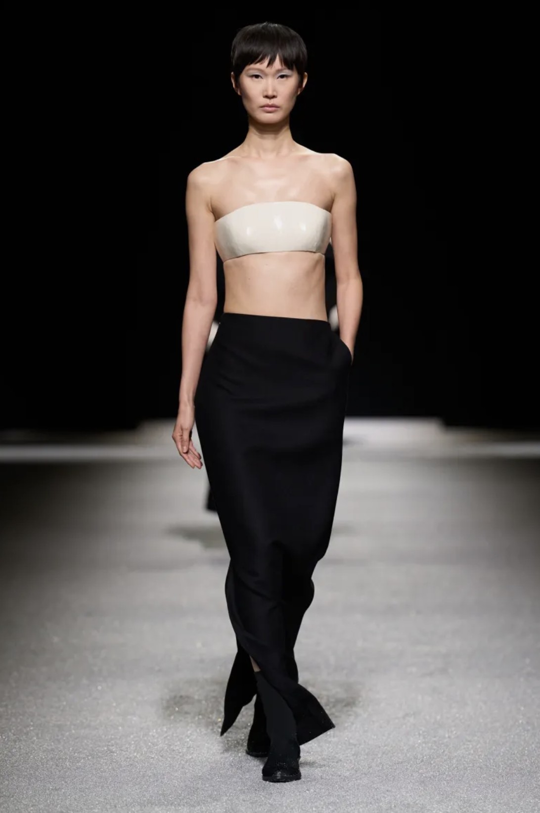 Hinh anh ISSEY MIYAKE Thu Đông 2026: Vẻ đẹp của sự dang dở 48