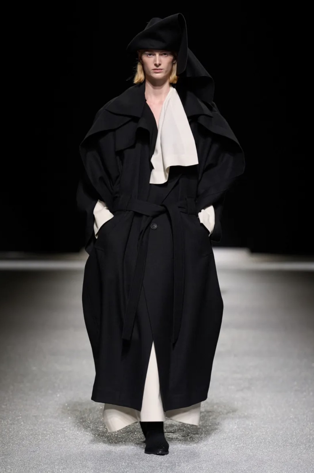 Hinh anh ISSEY MIYAKE Thu Đông 2026: Vẻ đẹp của sự dang dở 38