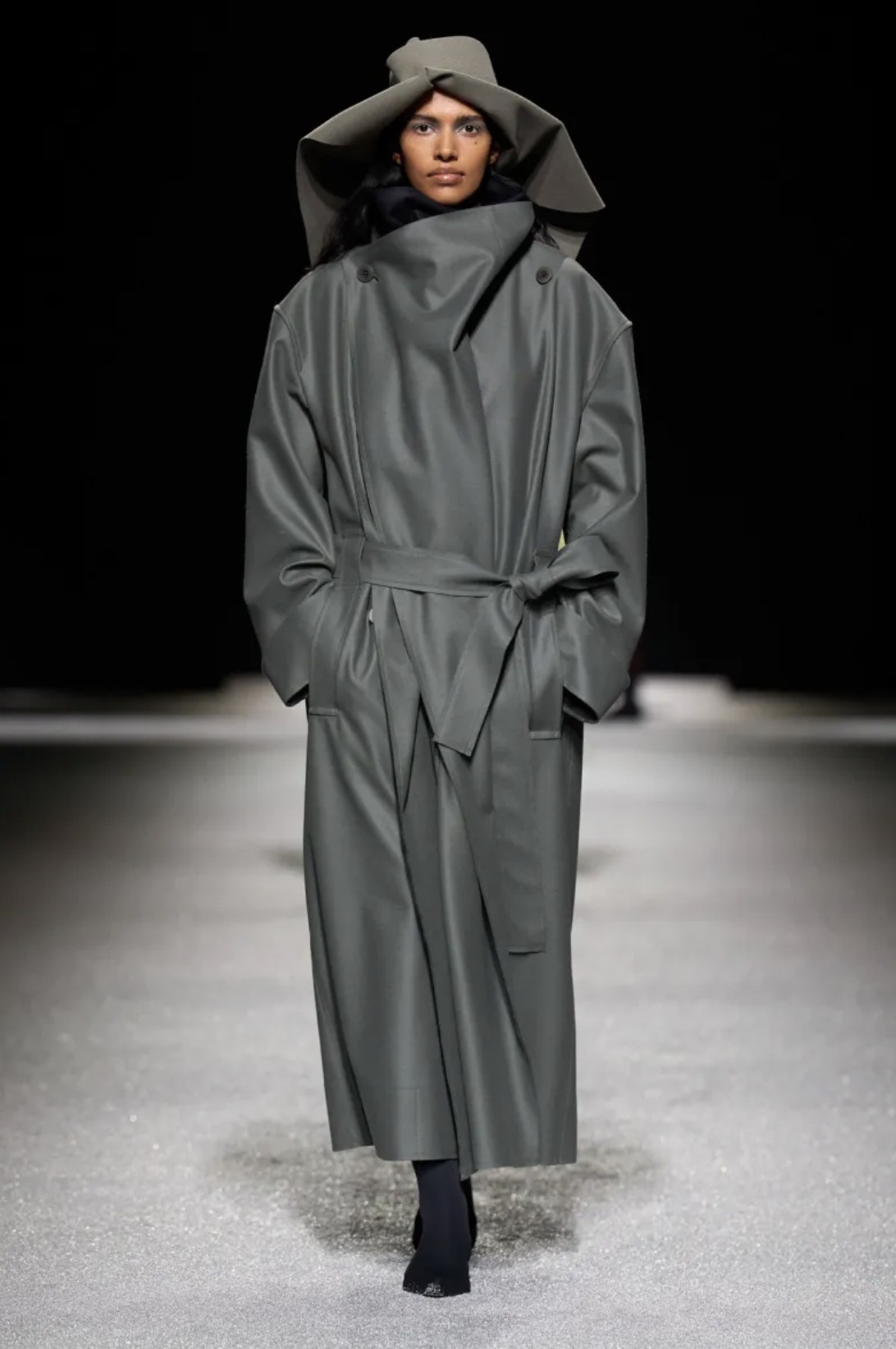 Hinh anh ISSEY MIYAKE Thu Đông 2026: Vẻ đẹp của sự dang dở 29