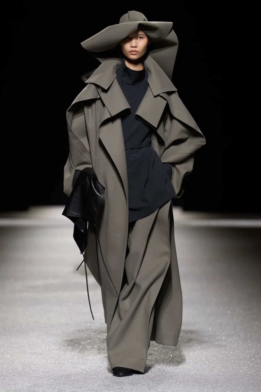 Hinh anh ISSEY MIYAKE Thu Đông 2026: Vẻ đẹp của sự dang dở 53