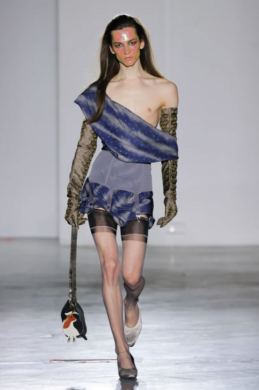 Hinh anh Vivienne Westwood Thu Đông 2026: Andreas Kronthaler vén màn sân khấu kịch nghệ 6