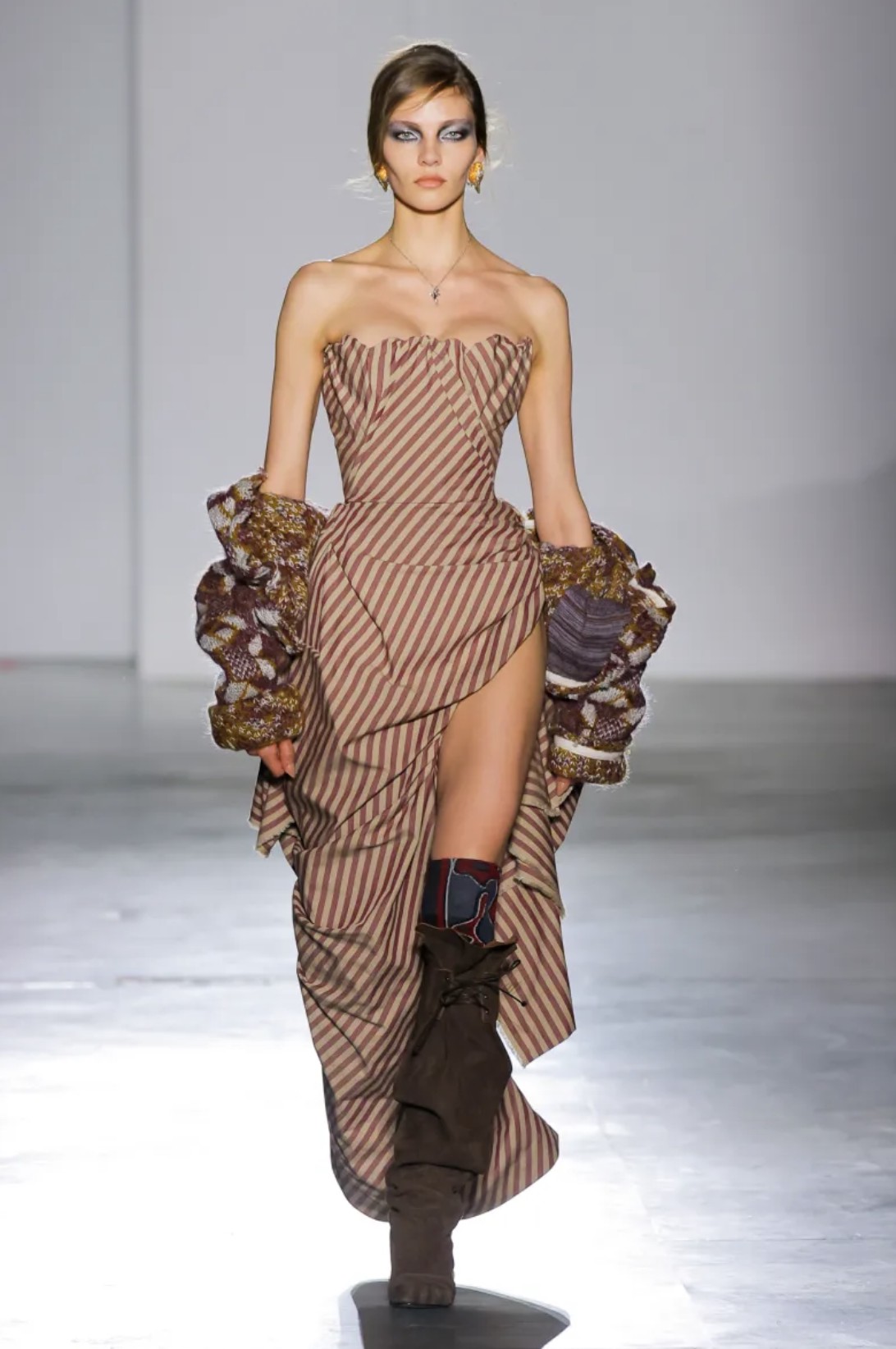 Hinh anh Vivienne Westwood Thu Đông 2026: Andreas Kronthaler vén màn sân khấu kịch nghệ 3