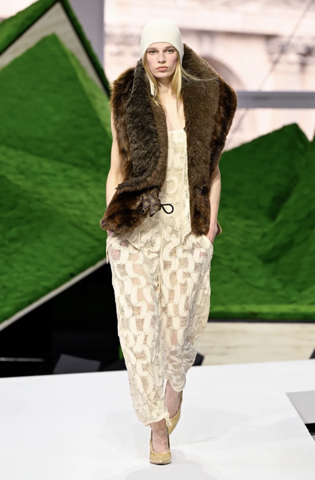 Hinh anh Trở về với thực tế thương mại 23