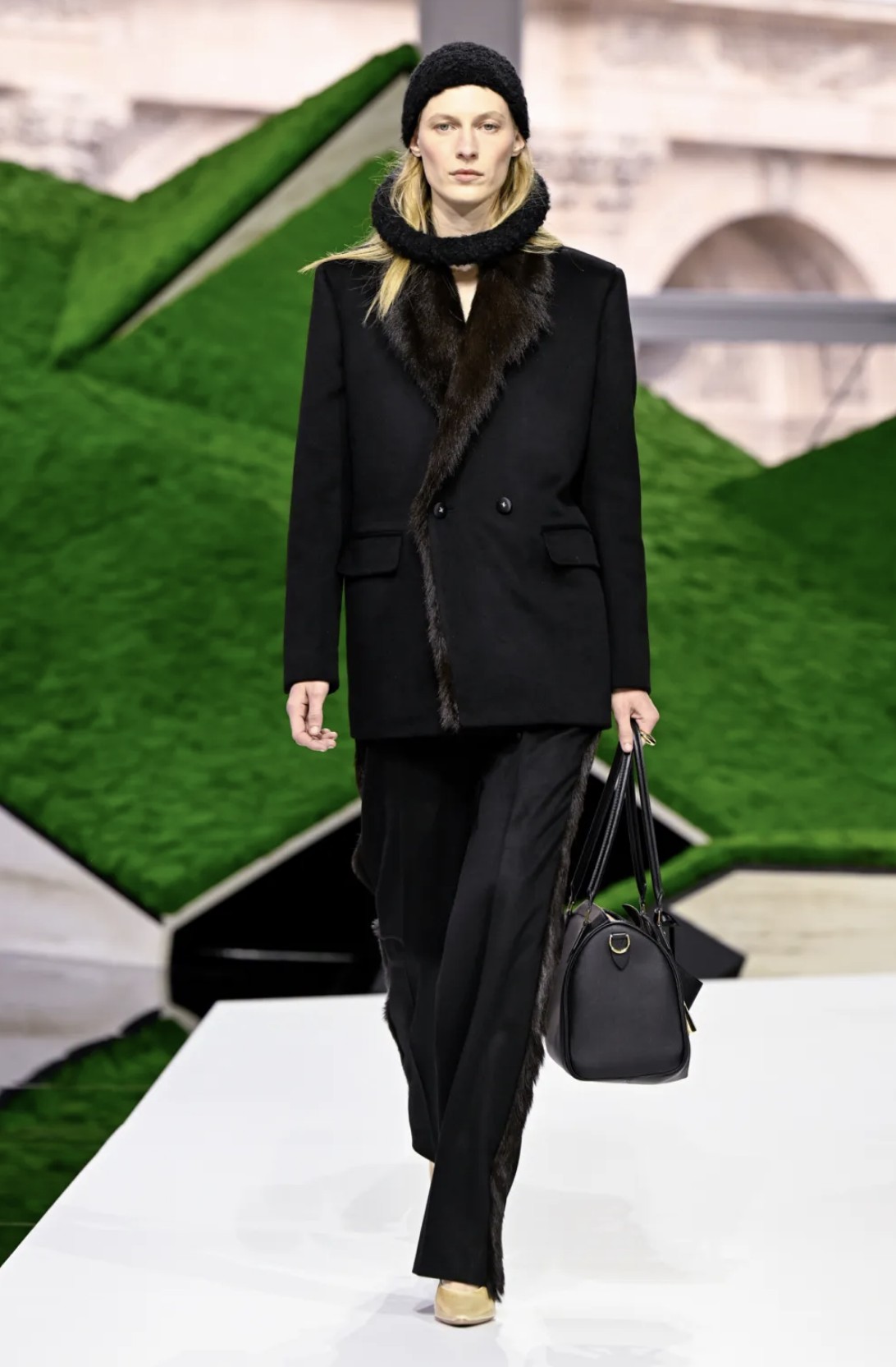 Hinh anh Trở về với thực tế thương mại 24