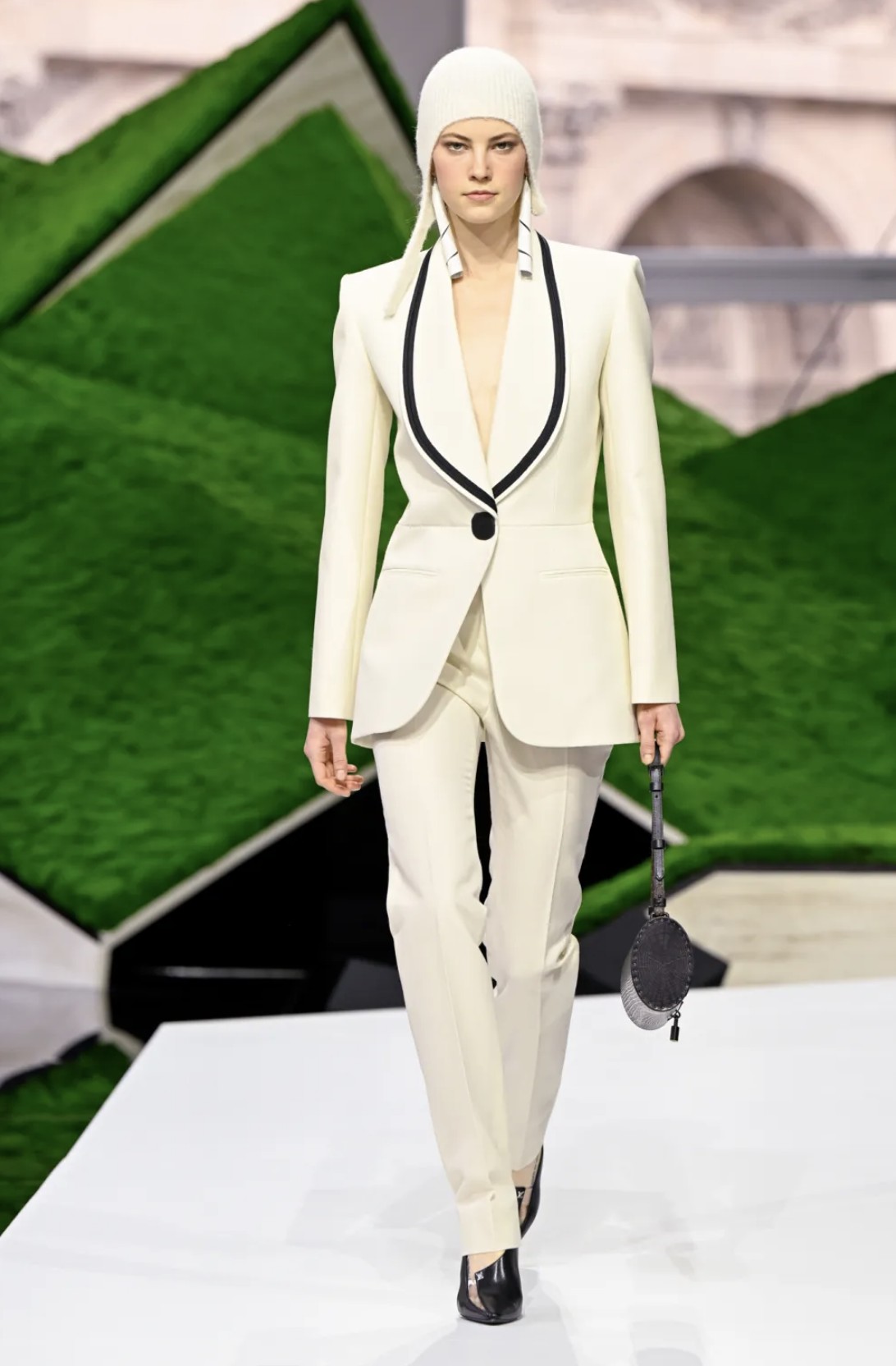 Hinh anh Trở về với thực tế thương mại 26