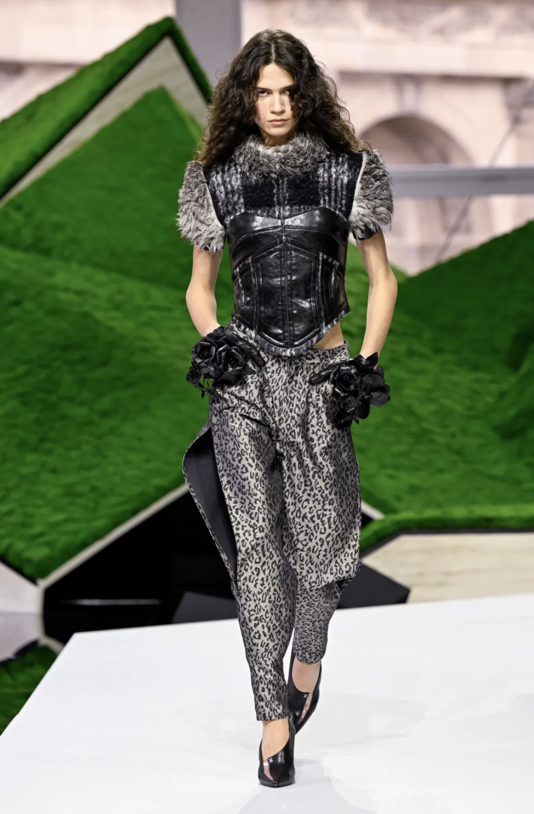 Hinh anh Trở về với thực tế thương mại 17