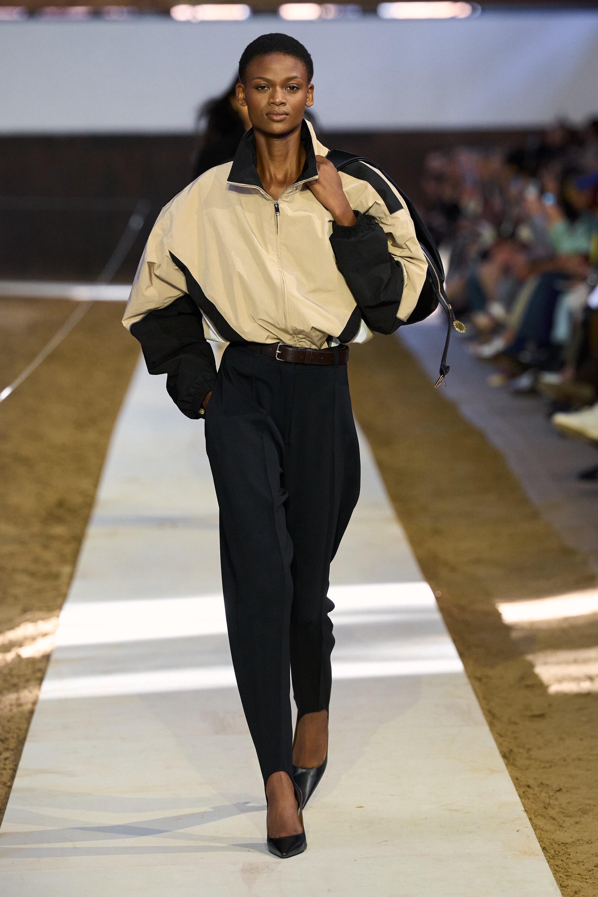 Hinh anh Trang tự sự của Stella McCartney mùa Thu Đông 2026  8