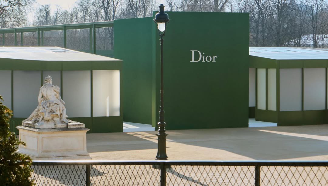 Hinh anh Dior Fall Winter 2026: Jonathan Anderson dạo chơi giữa khu vườn ngập nắng  3