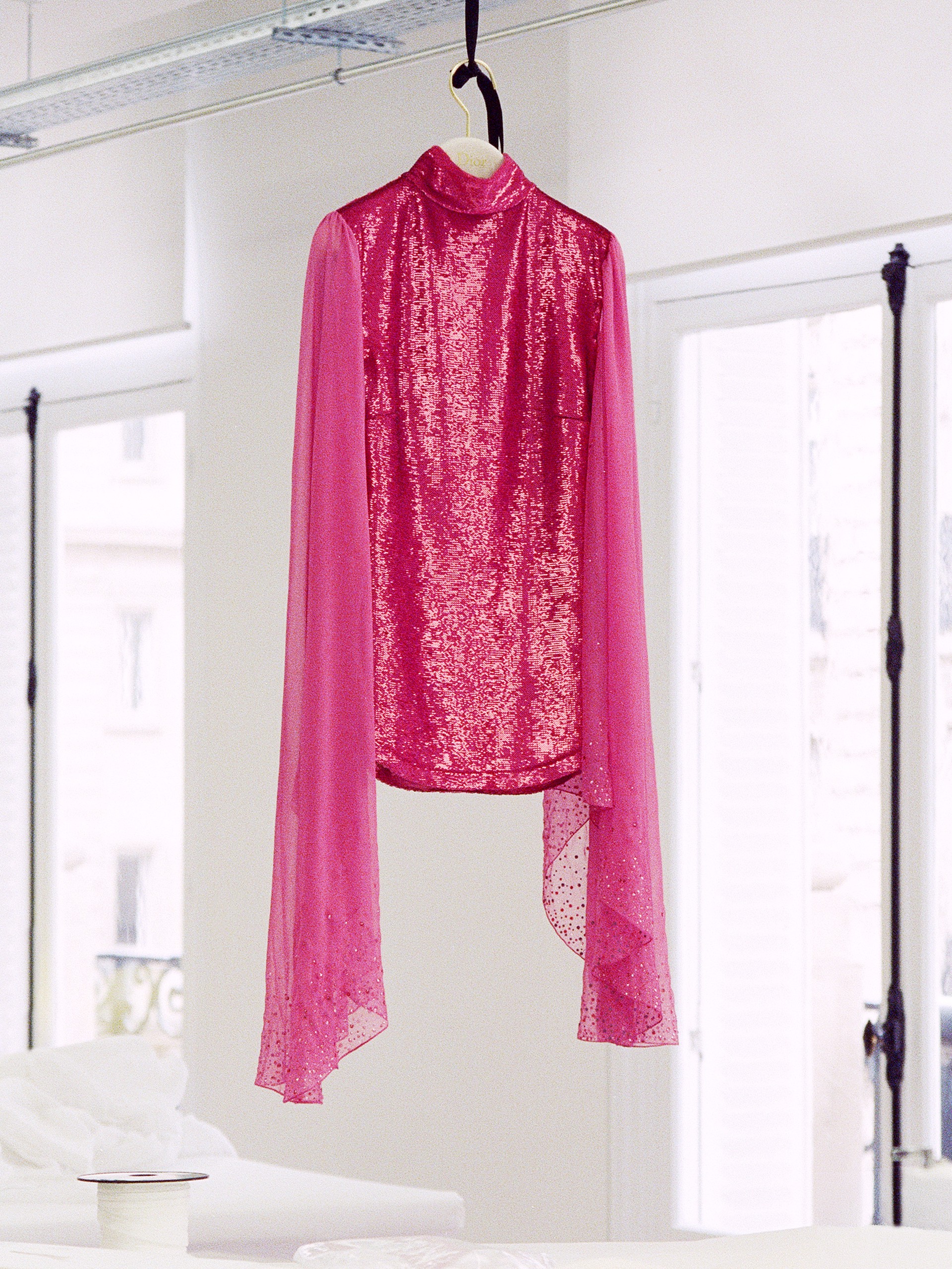 Hinh anh Dior x Sabrina Carpenter: Cú bắt tay đắt giá phủ bóng sân khấu Coachella 2026 7