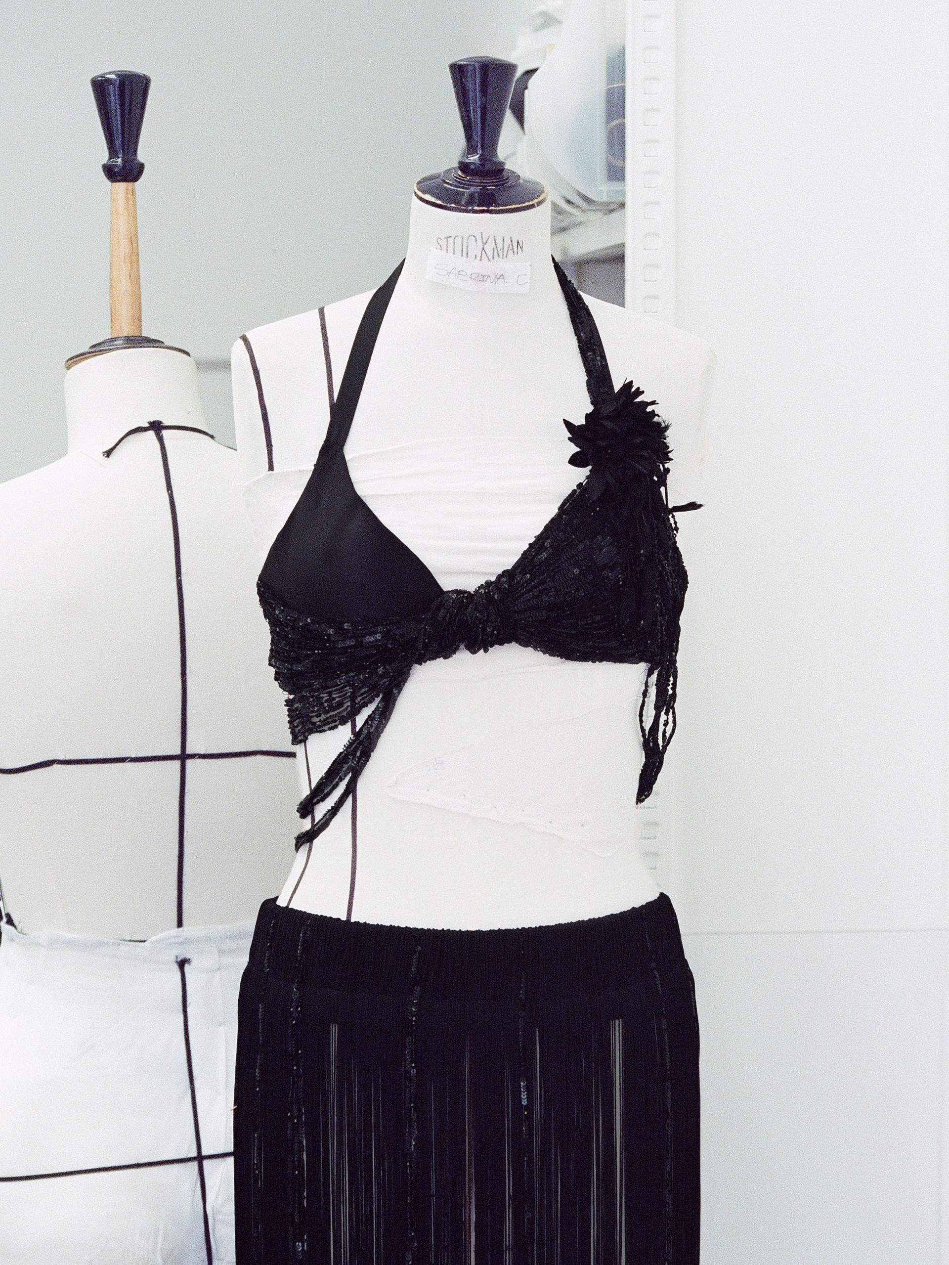 Hinh anh Dior x Sabrina Carpenter: Cú bắt tay đắt giá phủ bóng sân khấu Coachella 2026 12