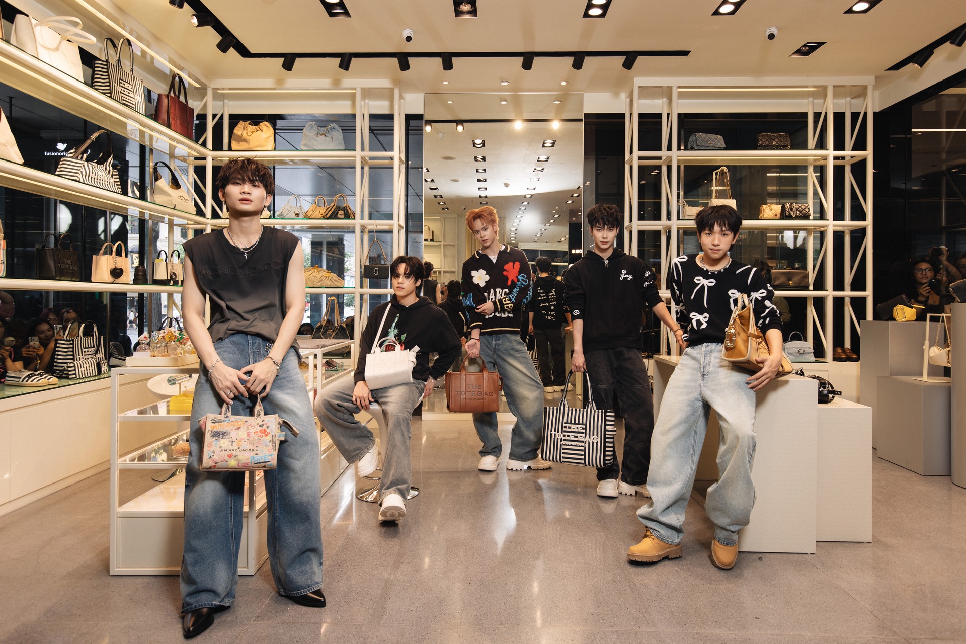 Hinh anh Marc Jacobs Xuân 2026: Không còn là sự cố, Y2K trở thành sự tính toán đầy thẩm mỹ 4