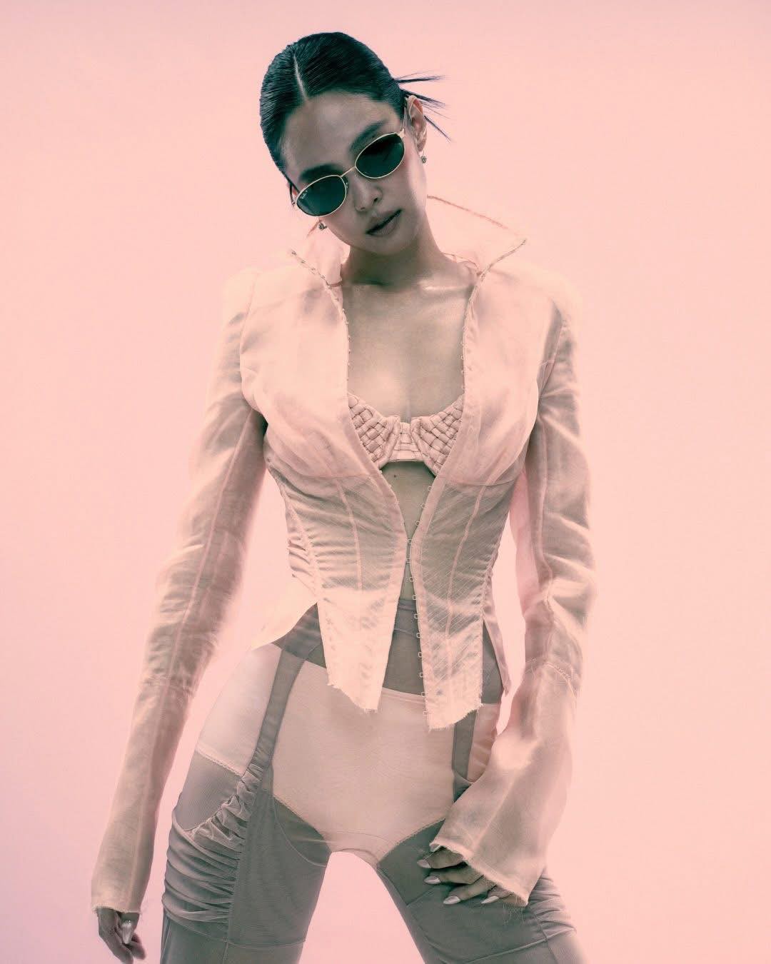 Hinh anh Ray-Ban chính thức gọi tên JENNIE 9