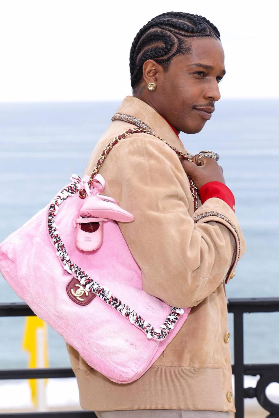 Hinh anh Người phụ nữ Chanel luôn hiện hữu trong nhiều trạng thái và trải nghiệm khác nhau và ở bất kỳ hình hài nào, họ vẫn là tâm điểm trong dòng chảy di sản mà nhà mốt không ngừng kể lại. 24