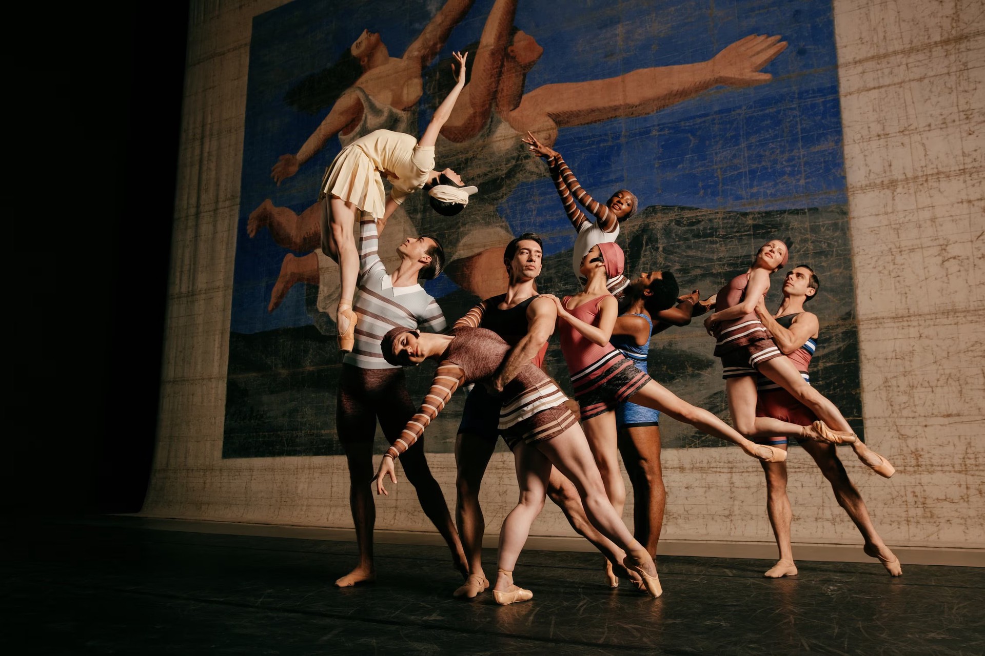 Hinh anh Người phụ nữ Chanel luôn hiện hữu trong nhiều trạng thái và trải nghiệm khác nhau và ở bất kỳ hình hài nào, họ vẫn là tâm điểm trong dòng chảy di sản mà nhà mốt không ngừng kể lại. 10