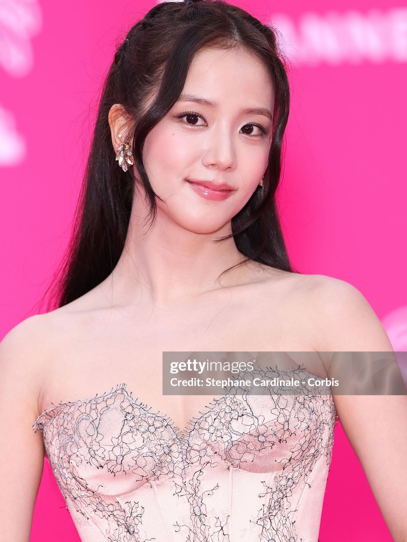 Hinh anh Miss Sohee và Cartier ‘hộ tống’ Jisoo nhận giải Madame Figaro Rising Star Award tại Canneseries 11