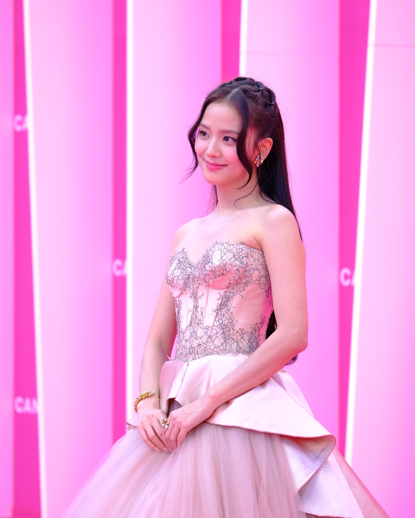 Hinh anh Miss Sohee và Cartier ‘hộ tống’ Jisoo nhận giải Madame Figaro Rising Star Award tại Canneseries 8