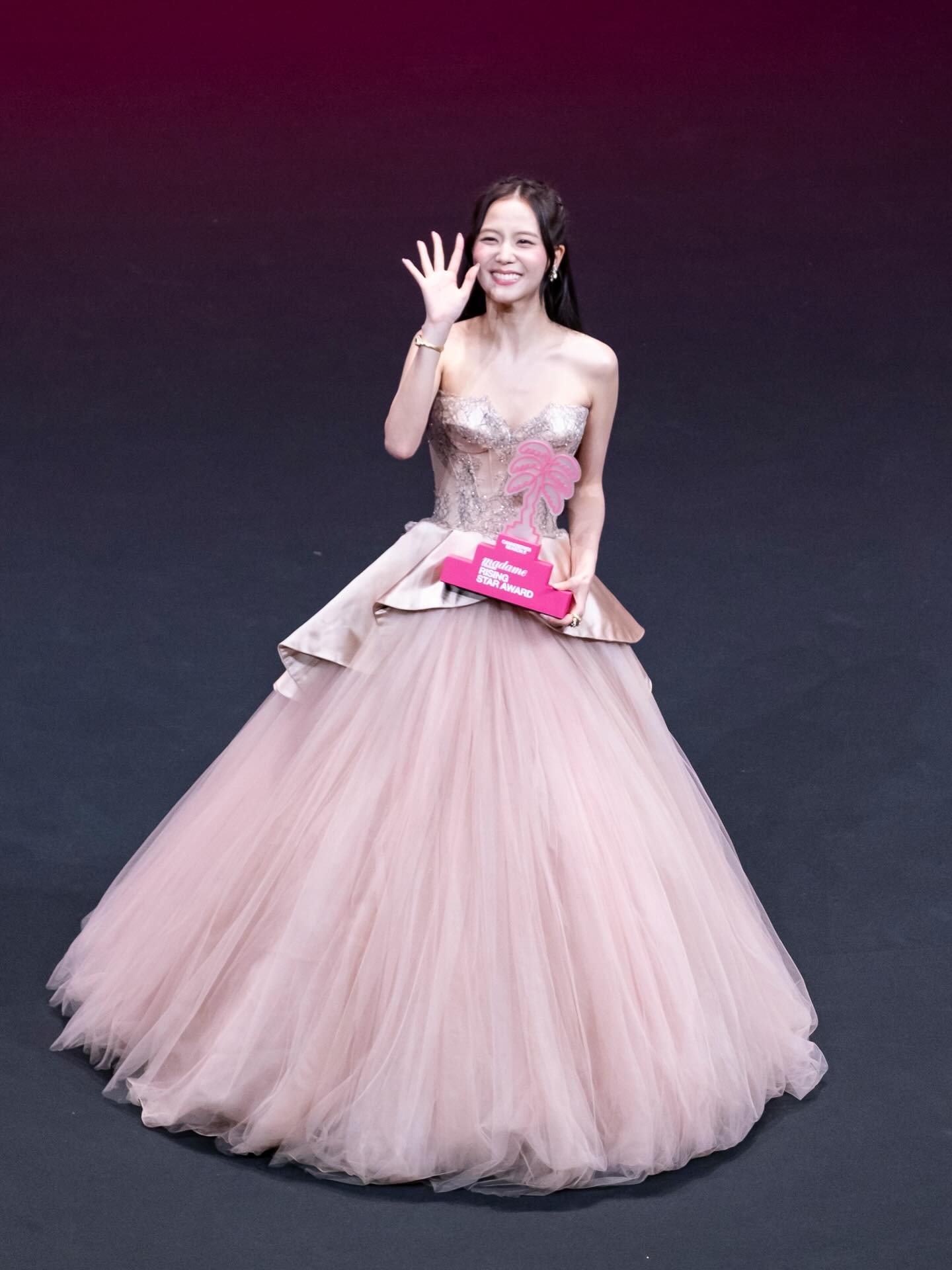 Hinh anh Miss Sohee và Cartier ‘hộ tống’ Jisoo nhận giải Madame Figaro Rising Star Award tại Canneseries 2