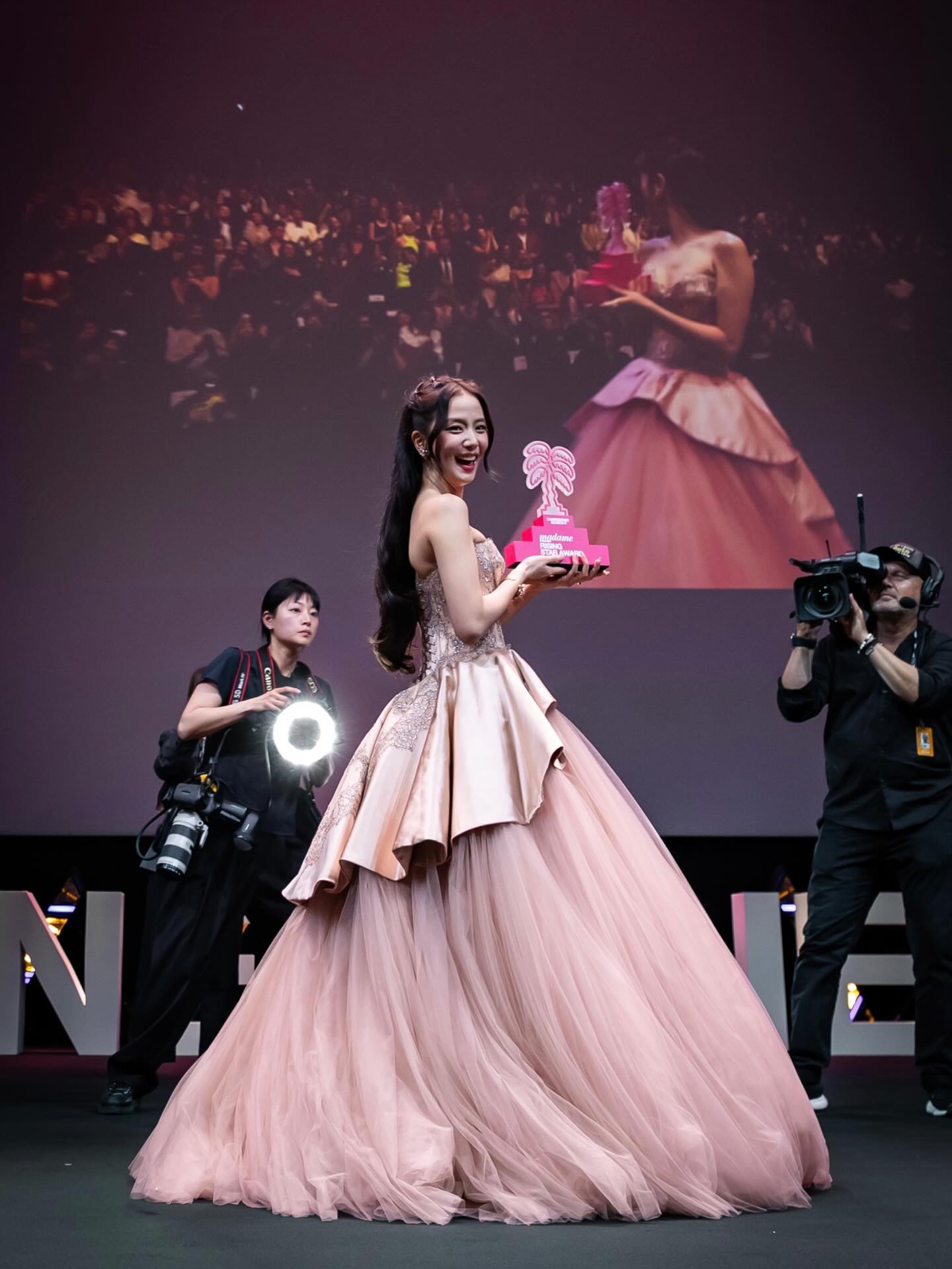 Hinh anh Miss Sohee và Cartier ‘hộ tống’ Jisoo nhận giải Madame Figaro Rising Star Award tại Canneseries 7
