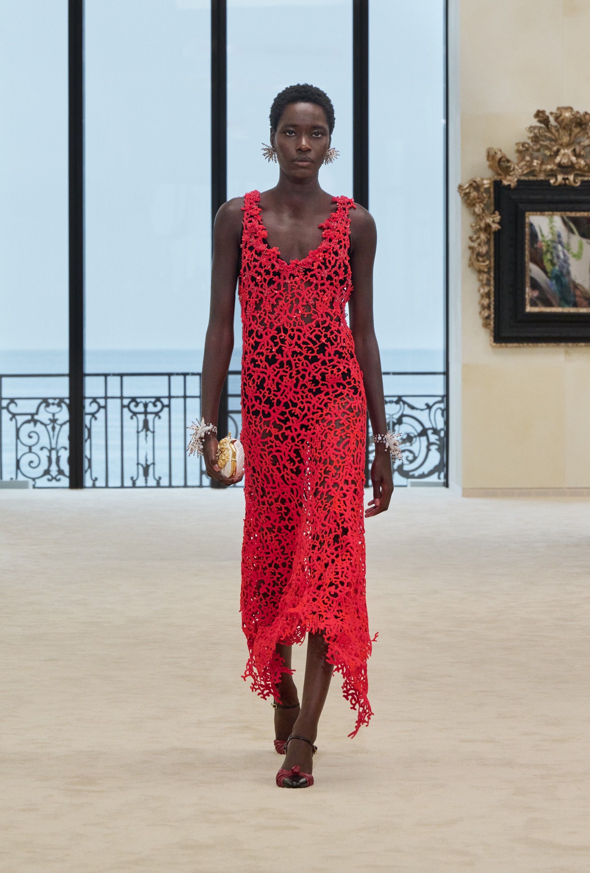 Hinh anh Người phụ nữ Chanel luôn hiện hữu trong nhiều trạng thái và trải nghiệm khác nhau và ở bất kỳ hình hài nào, họ vẫn là tâm điểm trong dòng chảy di sản mà nhà mốt không ngừng kể lại. 14