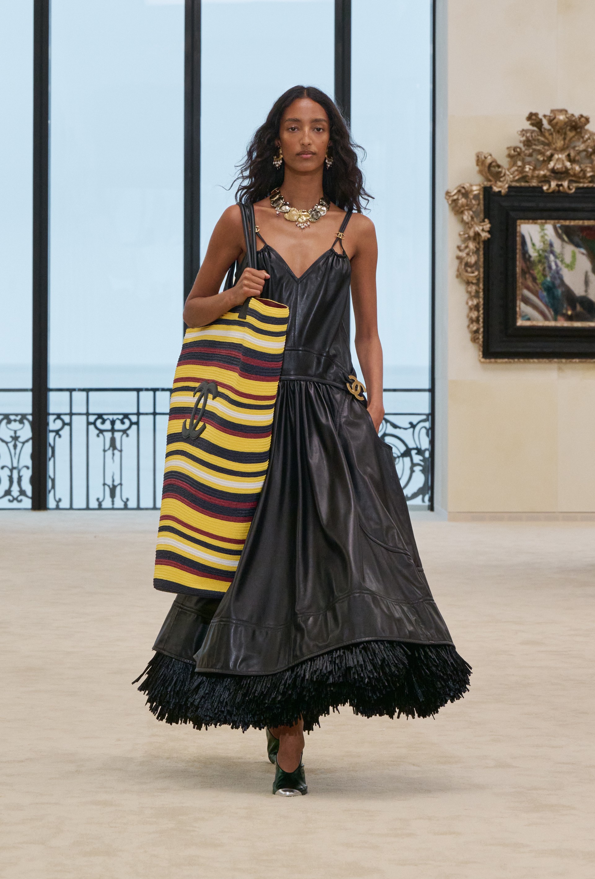 Hinh anh Người phụ nữ Chanel luôn hiện hữu trong nhiều trạng thái và trải nghiệm khác nhau và ở bất kỳ hình hài nào, họ vẫn là tâm điểm trong dòng chảy di sản mà nhà mốt không ngừng kể lại. 28