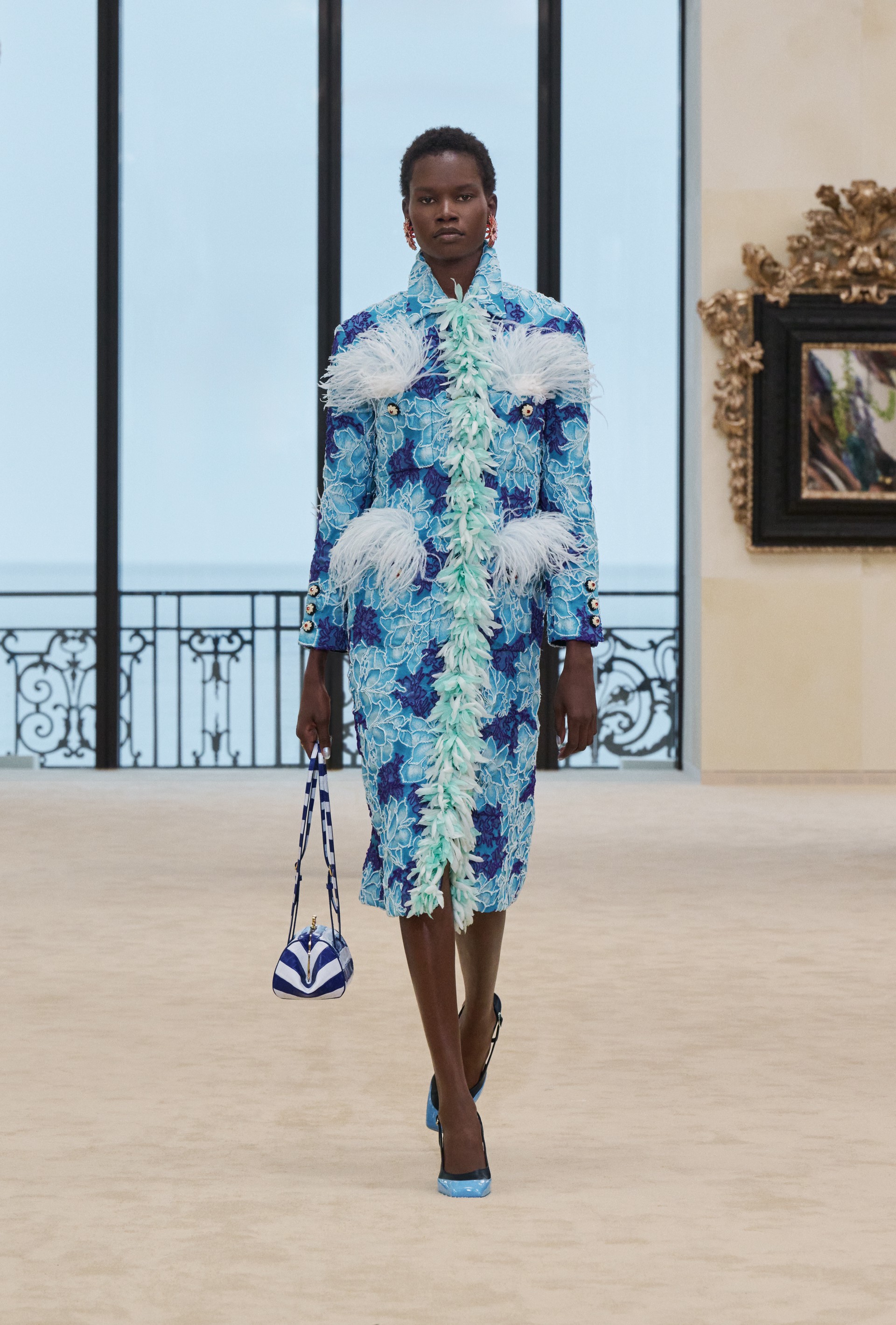 Hinh anh Người phụ nữ Chanel luôn hiện hữu trong nhiều trạng thái và trải nghiệm khác nhau và ở bất kỳ hình hài nào, họ vẫn là tâm điểm trong dòng chảy di sản mà nhà mốt không ngừng kể lại. 6