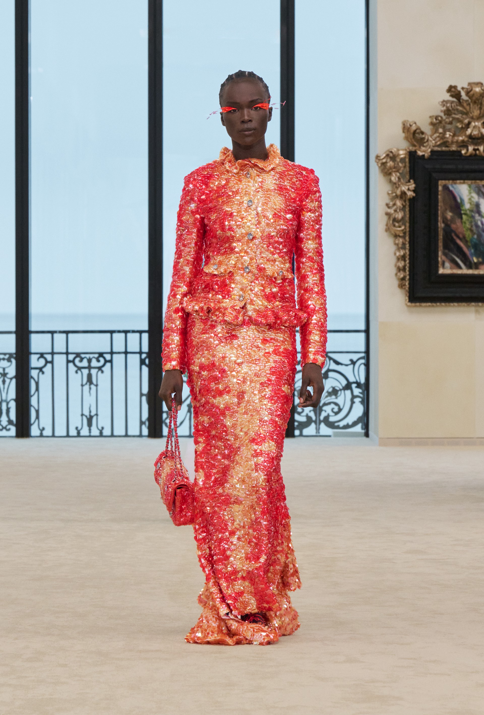 Hinh anh Người phụ nữ Chanel luôn hiện hữu trong nhiều trạng thái và trải nghiệm khác nhau và ở bất kỳ hình hài nào, họ vẫn là tâm điểm trong dòng chảy di sản mà nhà mốt không ngừng kể lại. 18