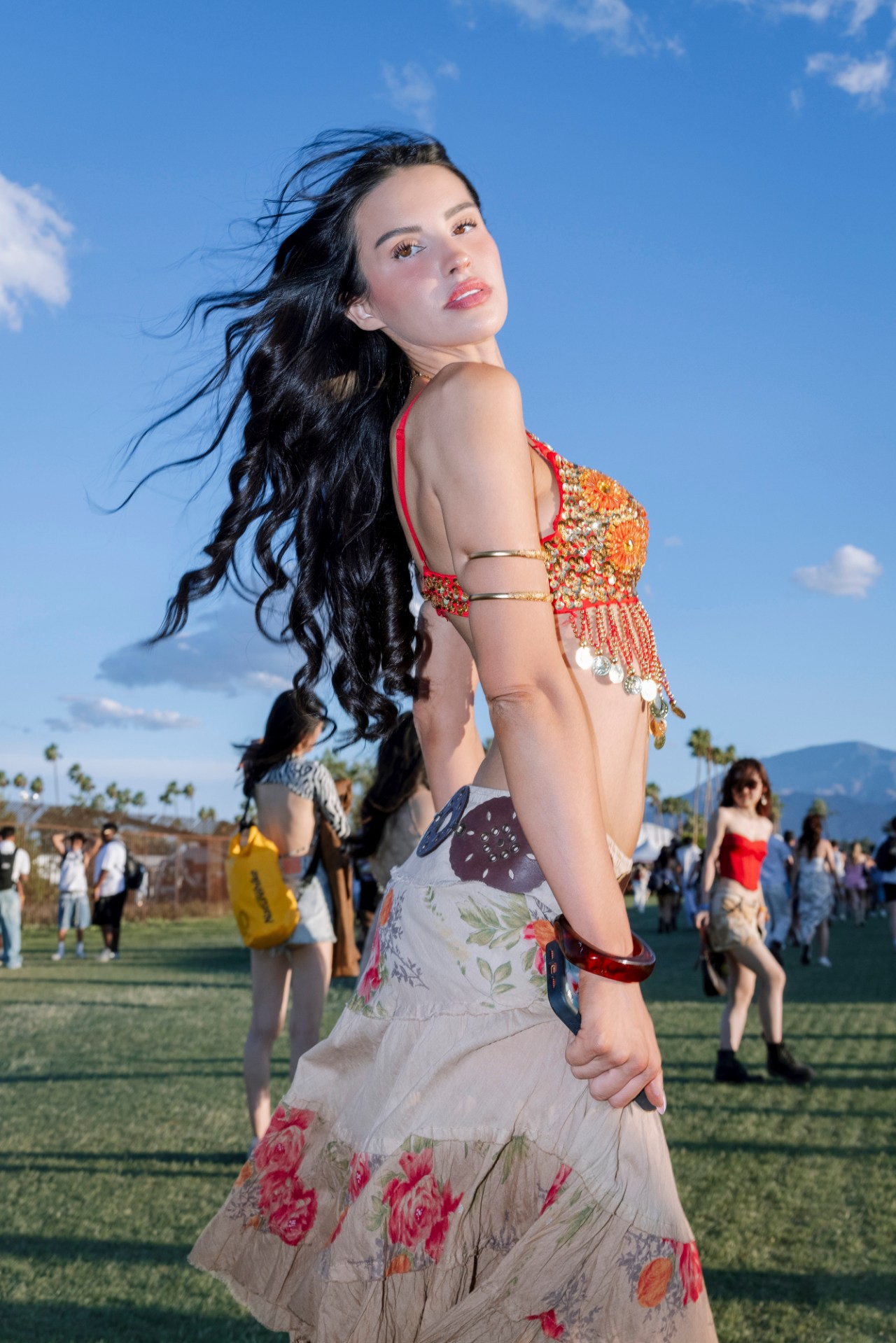 Hinh anh Lý giải xu hướng trang phục “ít vải” tại Coachella 2026? 1