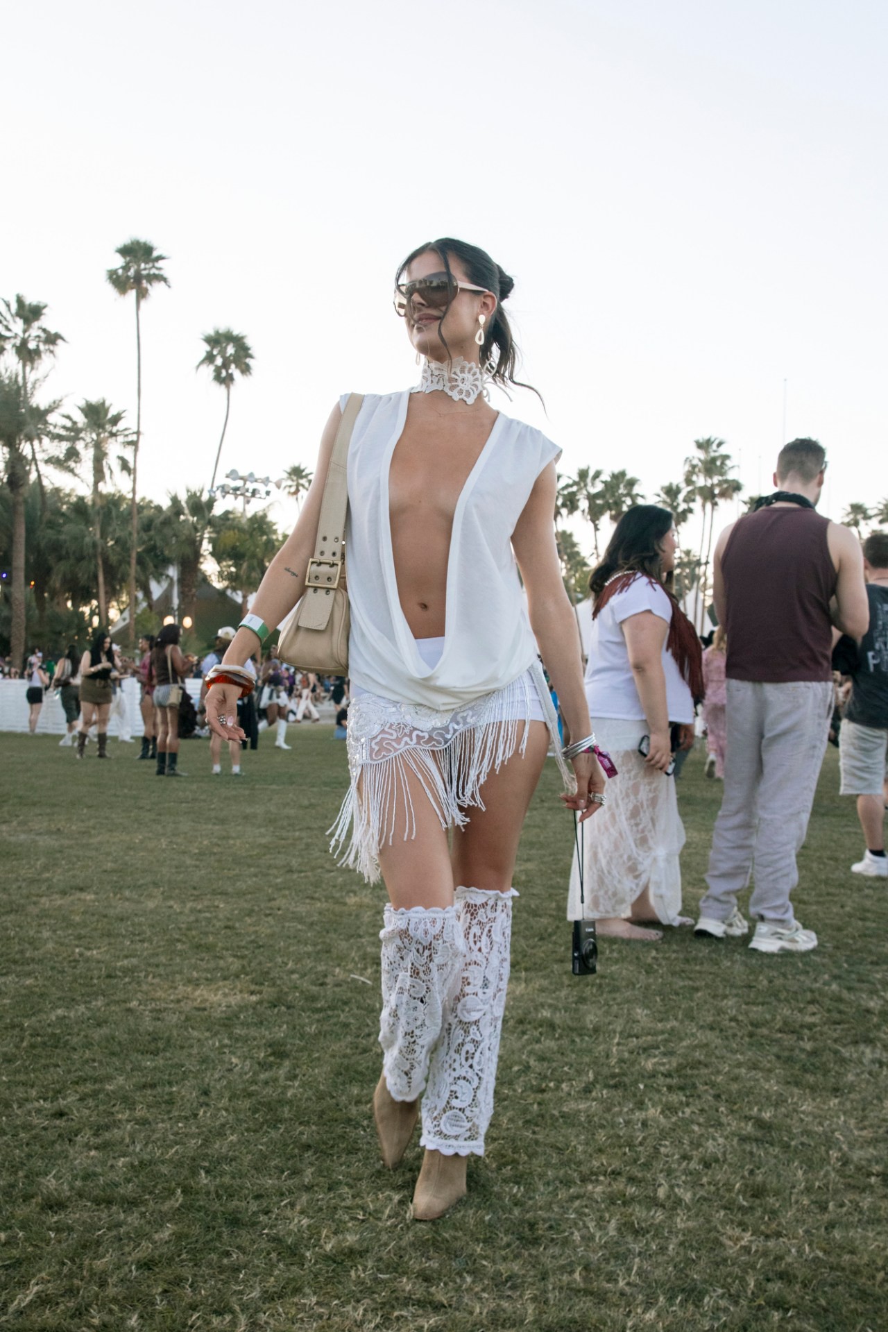 Hinh anh Lý giải xu hướng trang phục “ít vải” tại Coachella 2026? 9