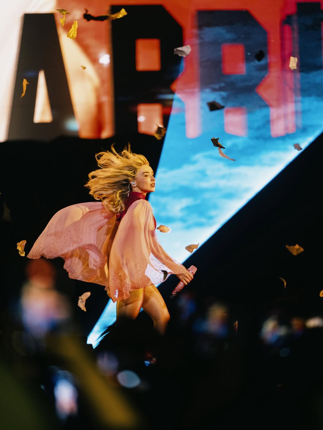 Hinh anh Dior x Sabrina Carpenter: Cú bắt tay đắt giá phủ bóng sân khấu Coachella 2026 2