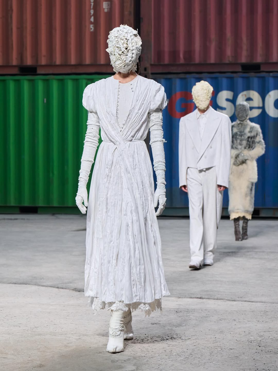 Hinh anh Maison Margiela FW26 tại Shanghai: Tầm nhìn "dân chủ" của Glenn Martens dành cho thời trang xa xỉ 80