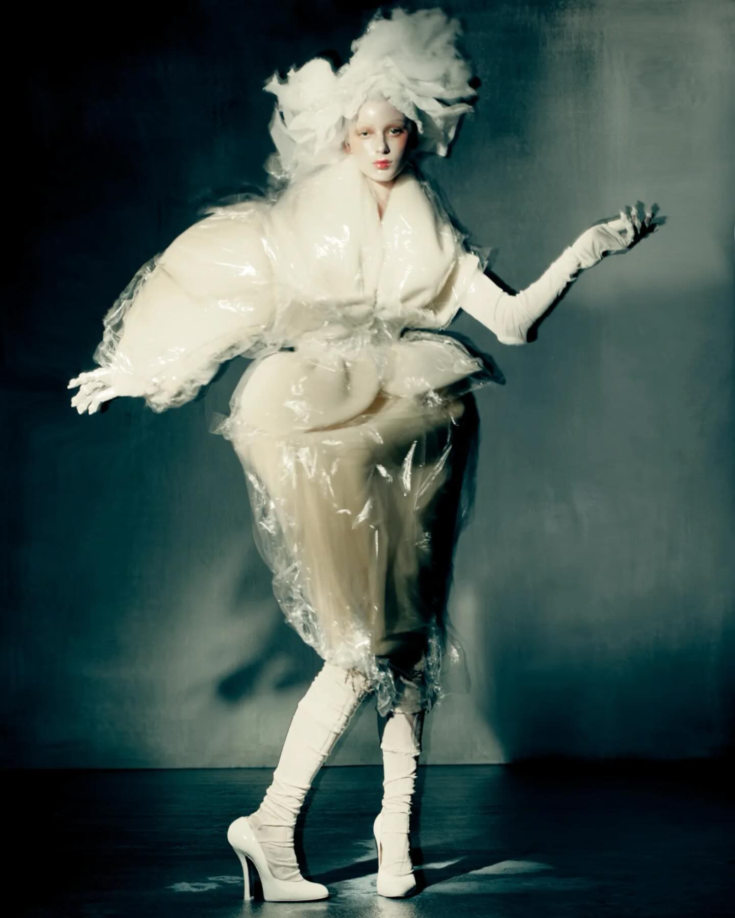 Hinh anh Điều này đưa Zara tiến gần hơn đến khái niệm “affordable luxury” (xa xỉ có thể tiếp cận). Đây là một phân khúc đang phát triển mạnh, nơi người tiêu dùng sẵn sàng trả nhiều tiền hơn cho sản phẩm có thiết kế tốt hơn và cảm giác cao cấp hơn, nhưng vẫn nằm trong khả năng chi trả. 2