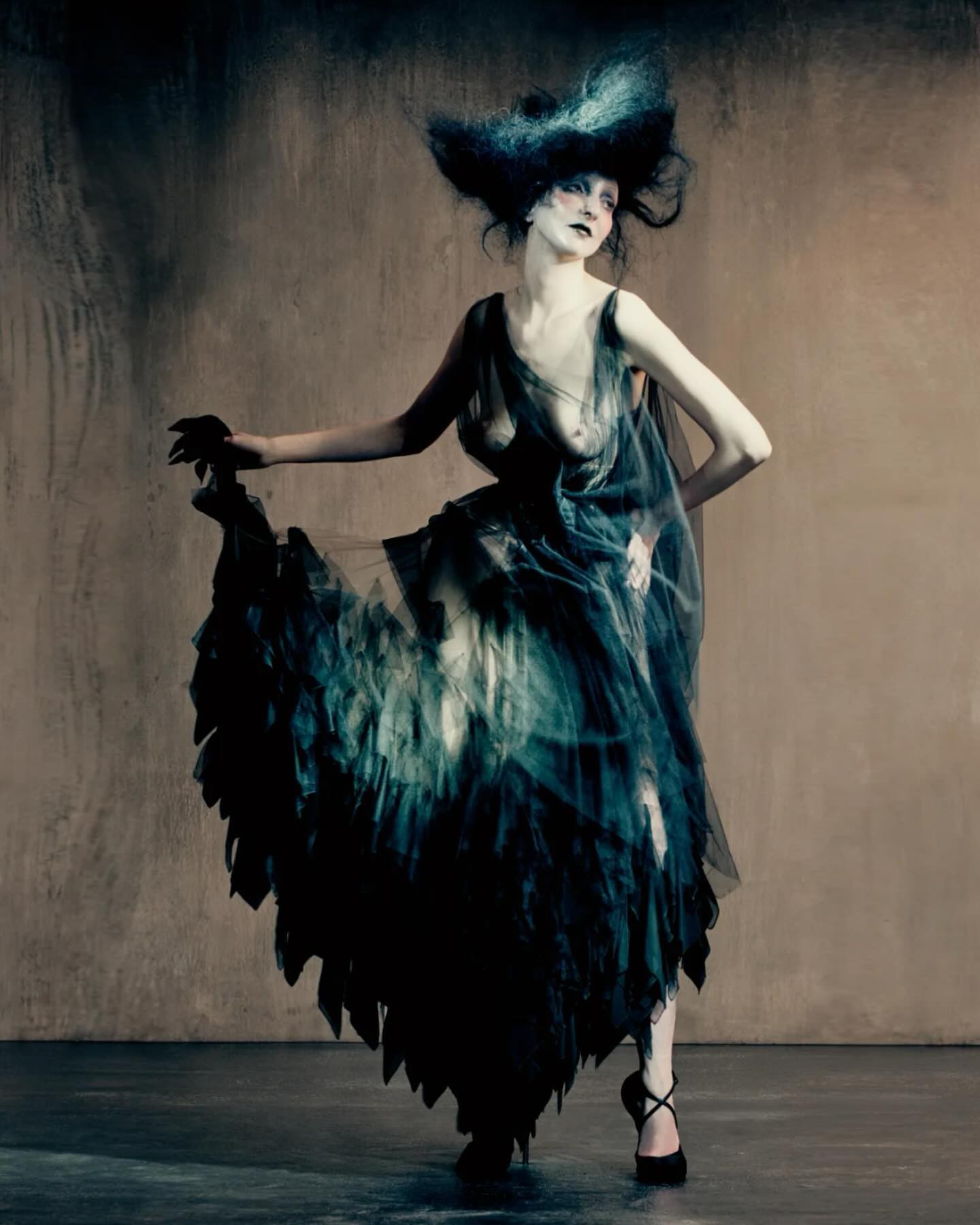 Hinh anh Điều này đưa Zara tiến gần hơn đến khái niệm “affordable luxury” (xa xỉ có thể tiếp cận). Đây là một phân khúc đang phát triển mạnh, nơi người tiêu dùng sẵn sàng trả nhiều tiền hơn cho sản phẩm có thiết kế tốt hơn và cảm giác cao cấp hơn, nhưng vẫn nằm trong khả năng chi trả. 3