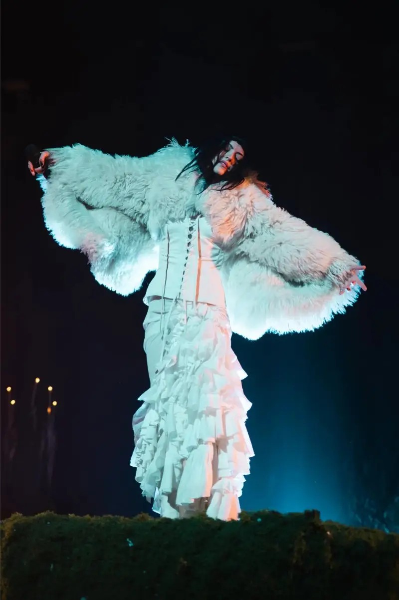 Hinh anh Điểm lại các outfit nổi bật tại sàn runway sa mạc Coachella 14