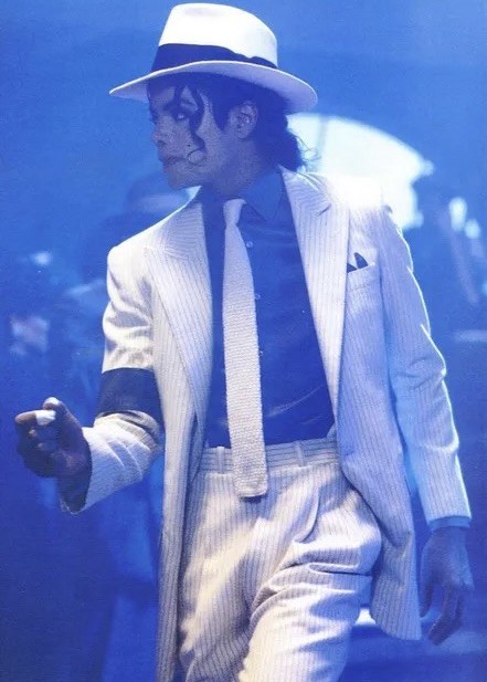 Hinh anh Michael Jackson: Biểu tượng thời trang từ chiếc găng tay lẻ và đôi tất trắng 4