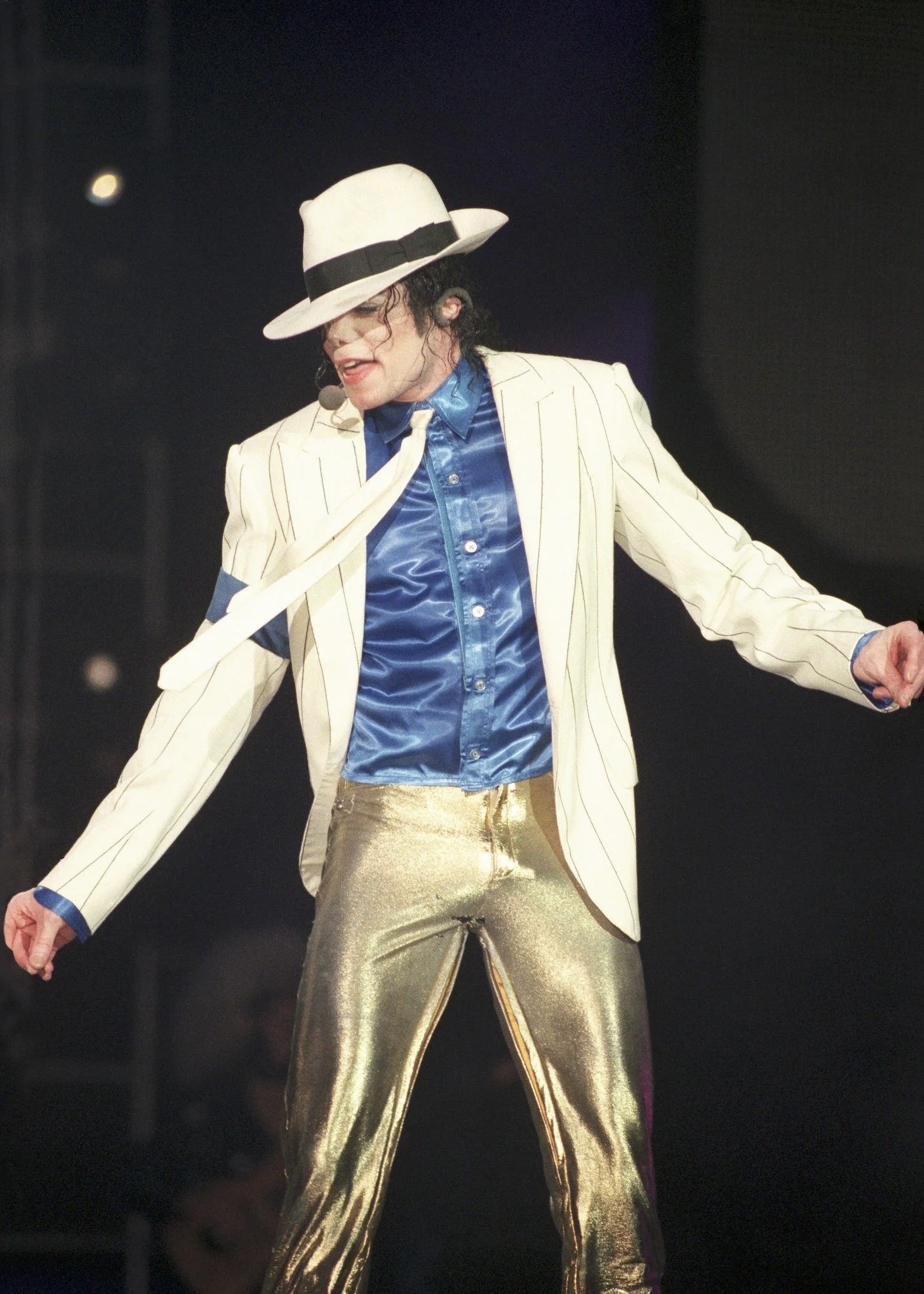 Hinh anh Michael Jackson: Biểu tượng thời trang từ chiếc găng tay lẻ và đôi tất trắng 5