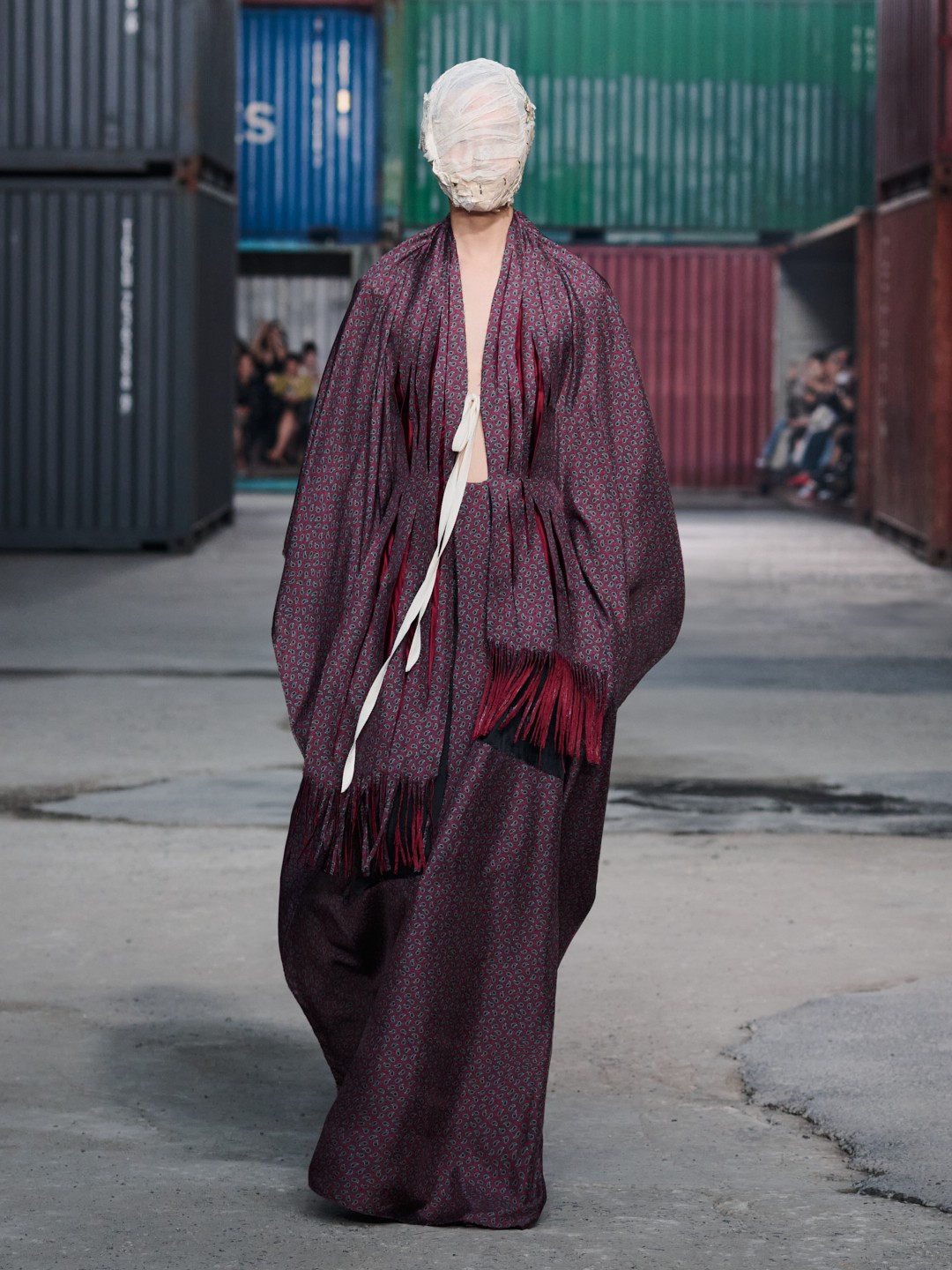 Hinh anh Maison Margiela FW26 tại Shanghai: Tầm nhìn "dân chủ" của Glenn Martens dành cho thời trang xa xỉ 90