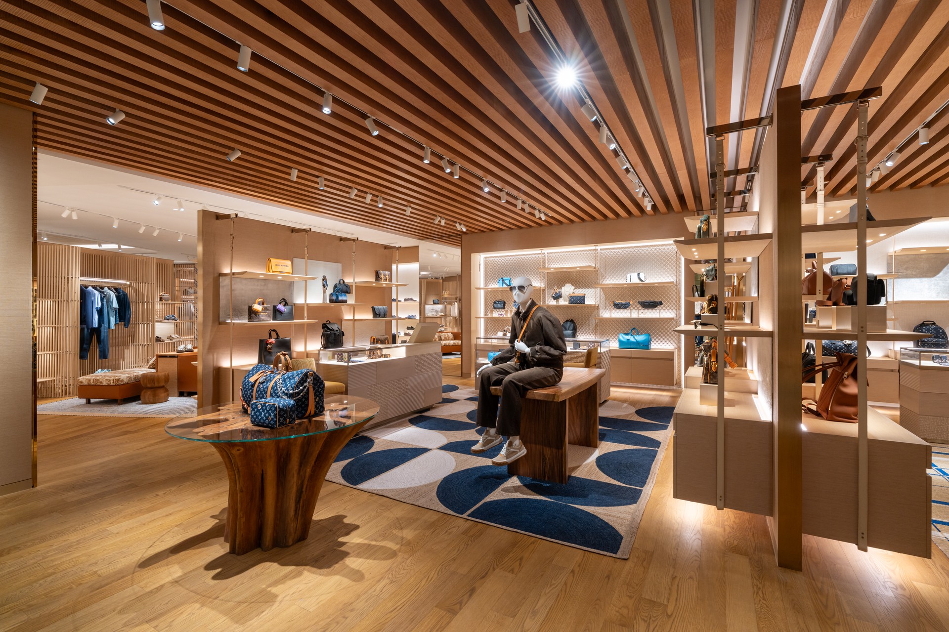 Hinh anh Louis Vuitton mở cửa hàng đầu tiên dành cho nam tại TP.HCM 4