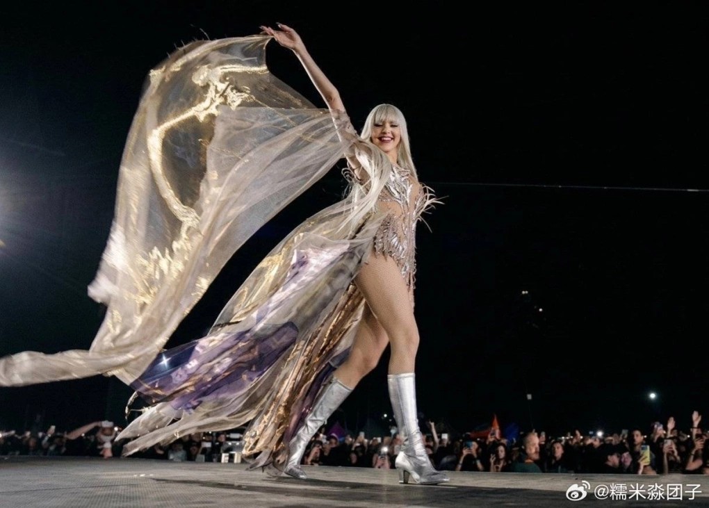 Hinh anh “Bad Angel” LISA chiếm lĩnh thánh địa Coachella 2026 2