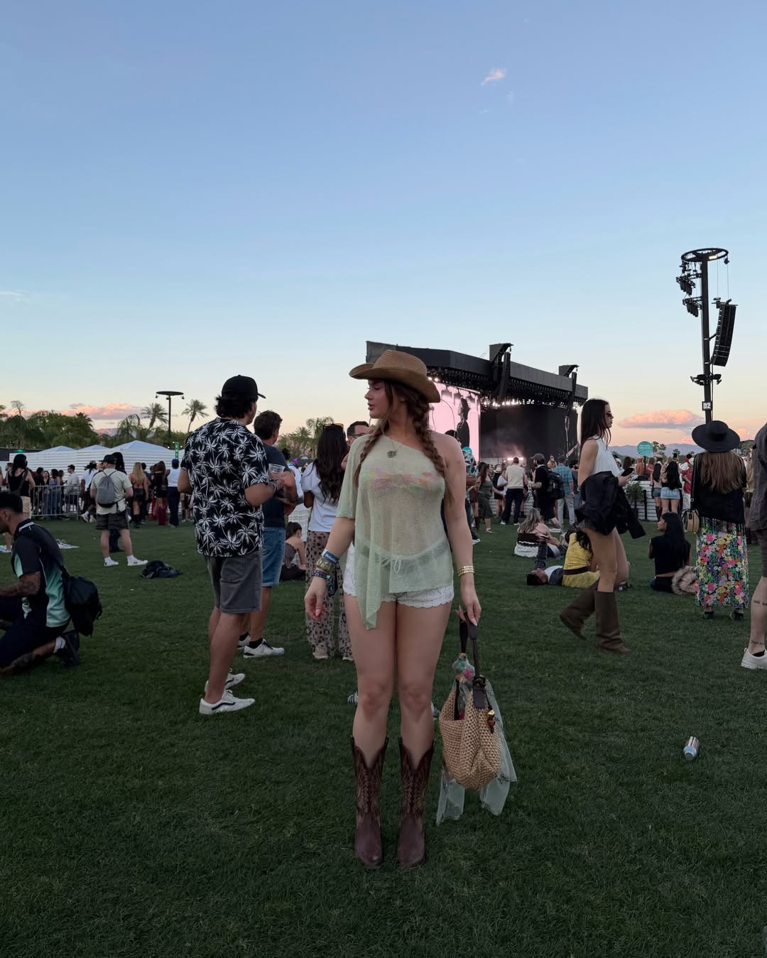 Hinh anh Lý giải xu hướng trang phục “ít vải” tại Coachella 2026? 8