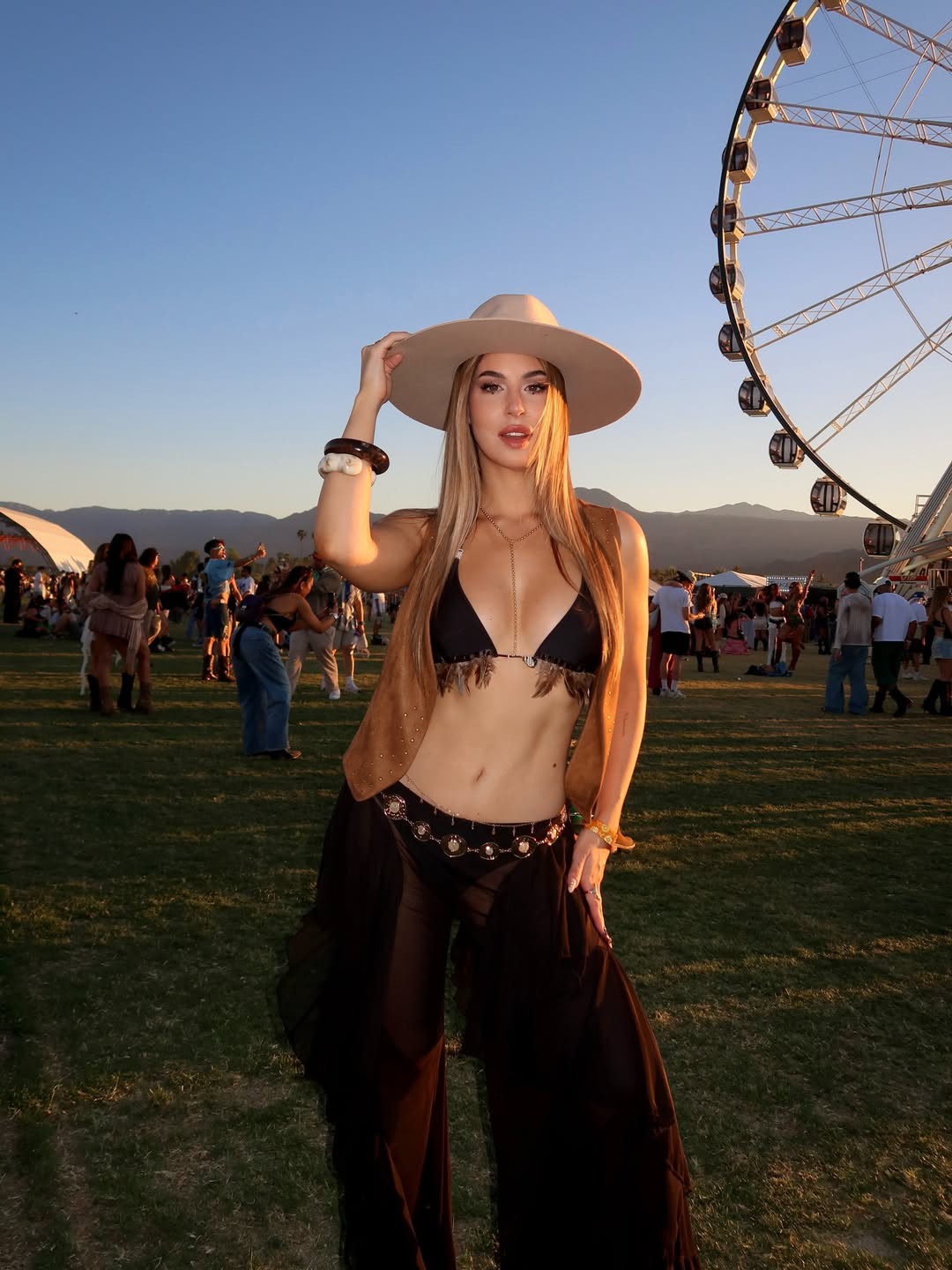Hinh anh Lý giải xu hướng trang phục “ít vải” tại Coachella 2026? 6