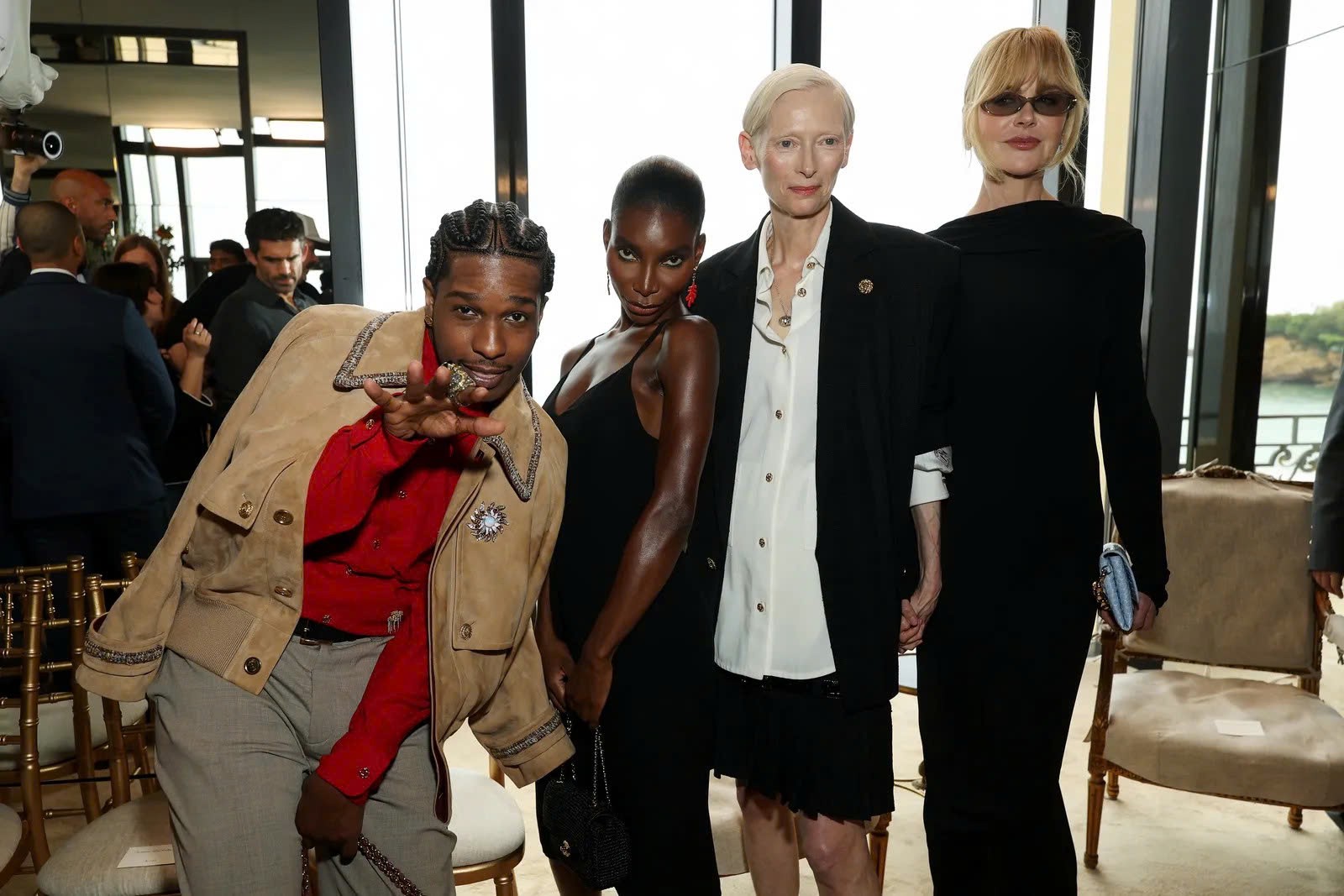 Hinh anh Rời xa những phòng khách xa hoa tại Paris, Chanel đã tìm thấy ở Biarritz những cách thức khác nhau để tồn tại, quan sát, để chuyển động và để tự do. Bà đã biến nơi đây thành bệ phóng thời trang của mình. 1