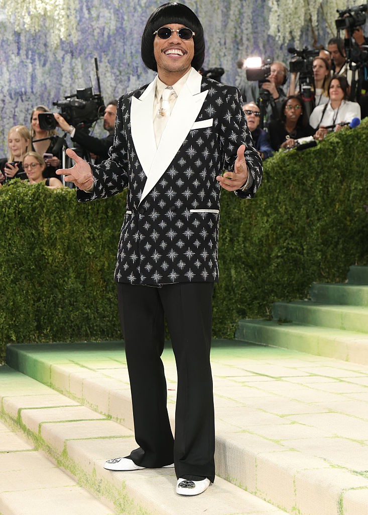 Hinh anh Laufey, Camila Morrone và Anderson .Paak mang tinh thần Tory Burch lên thềm Met Gala 2026 4