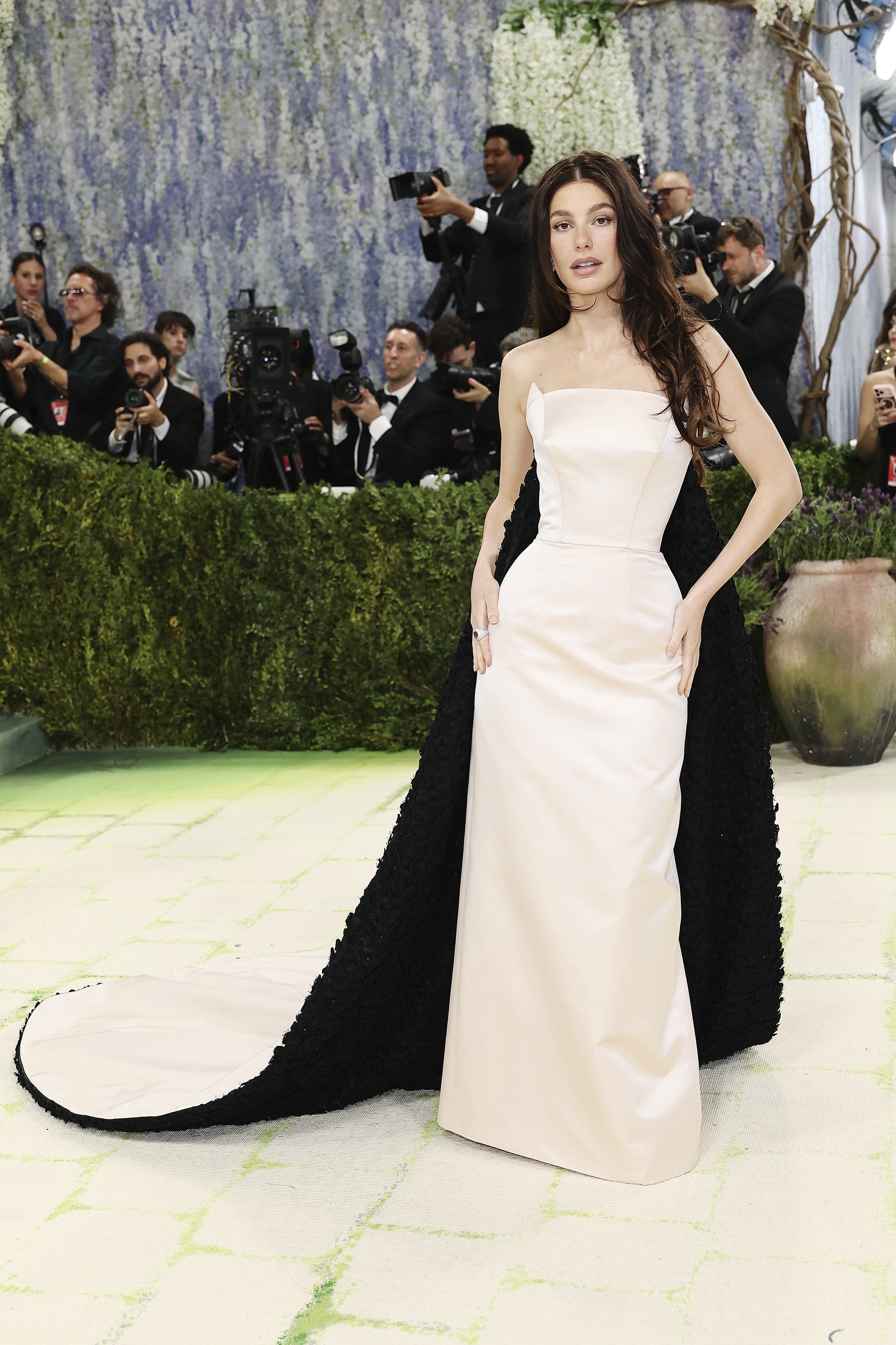 Hinh anh Laufey, Camila Morrone và Anderson .Paak mang tinh thần Tory Burch lên thềm Met Gala 2026 3