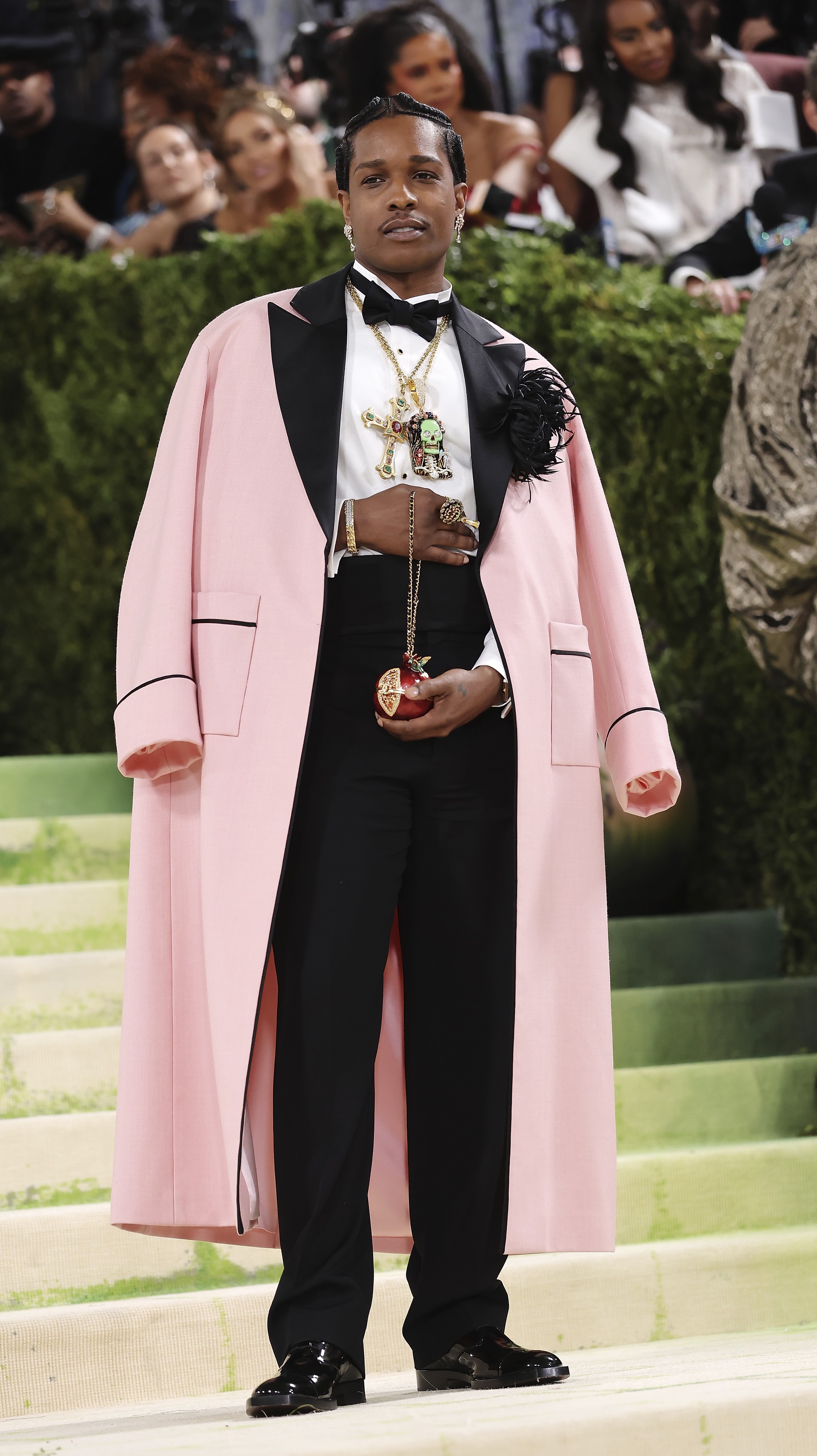 Hinh anh 3.186 giờ chế tác cho một đêm Met Gala: CHANEL “nâng niu” dàn đại sứ như thế nào? 7