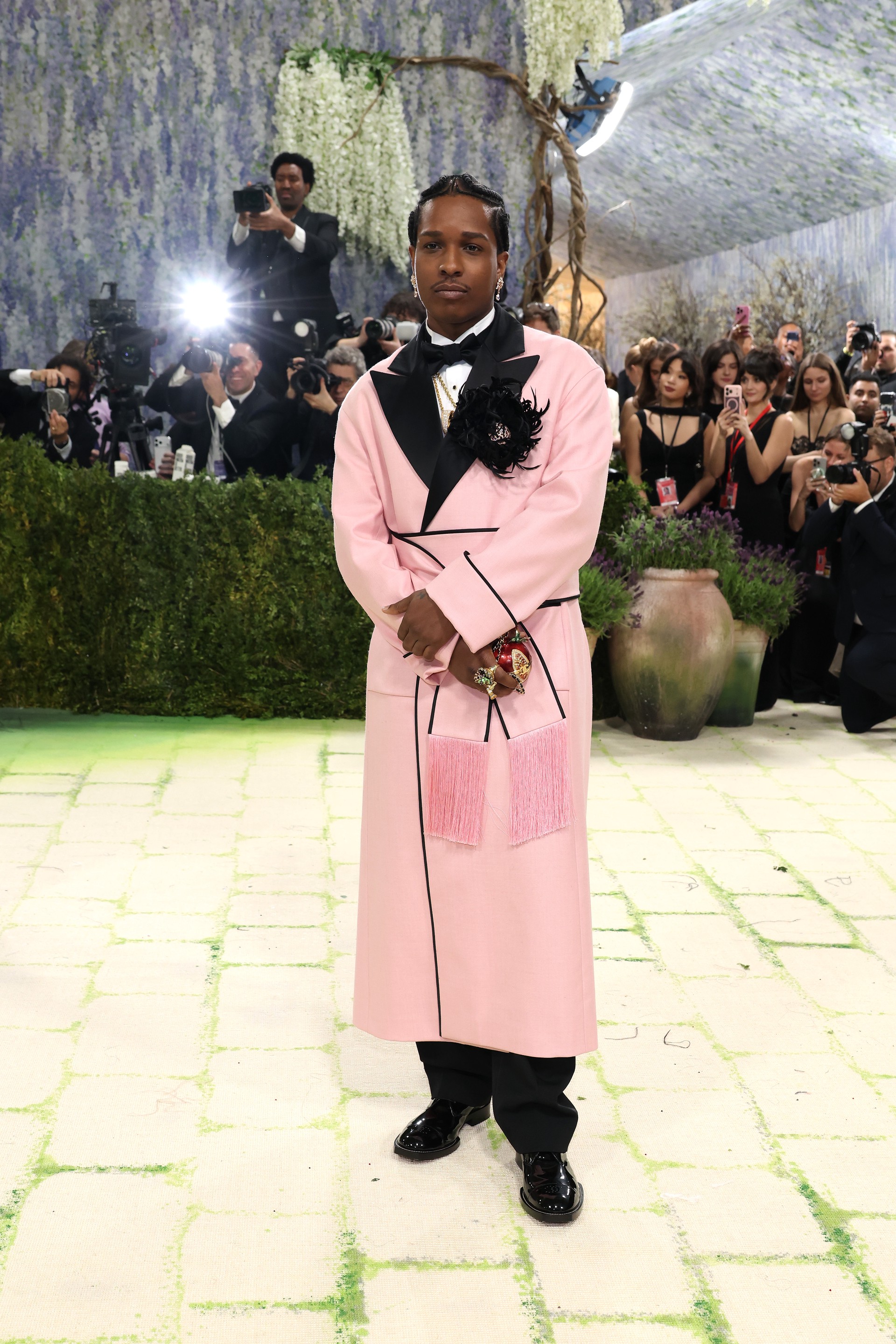 Hinh anh 3.186 giờ chế tác cho một đêm Met Gala: CHANEL “nâng niu” dàn đại sứ như thế nào? 6
