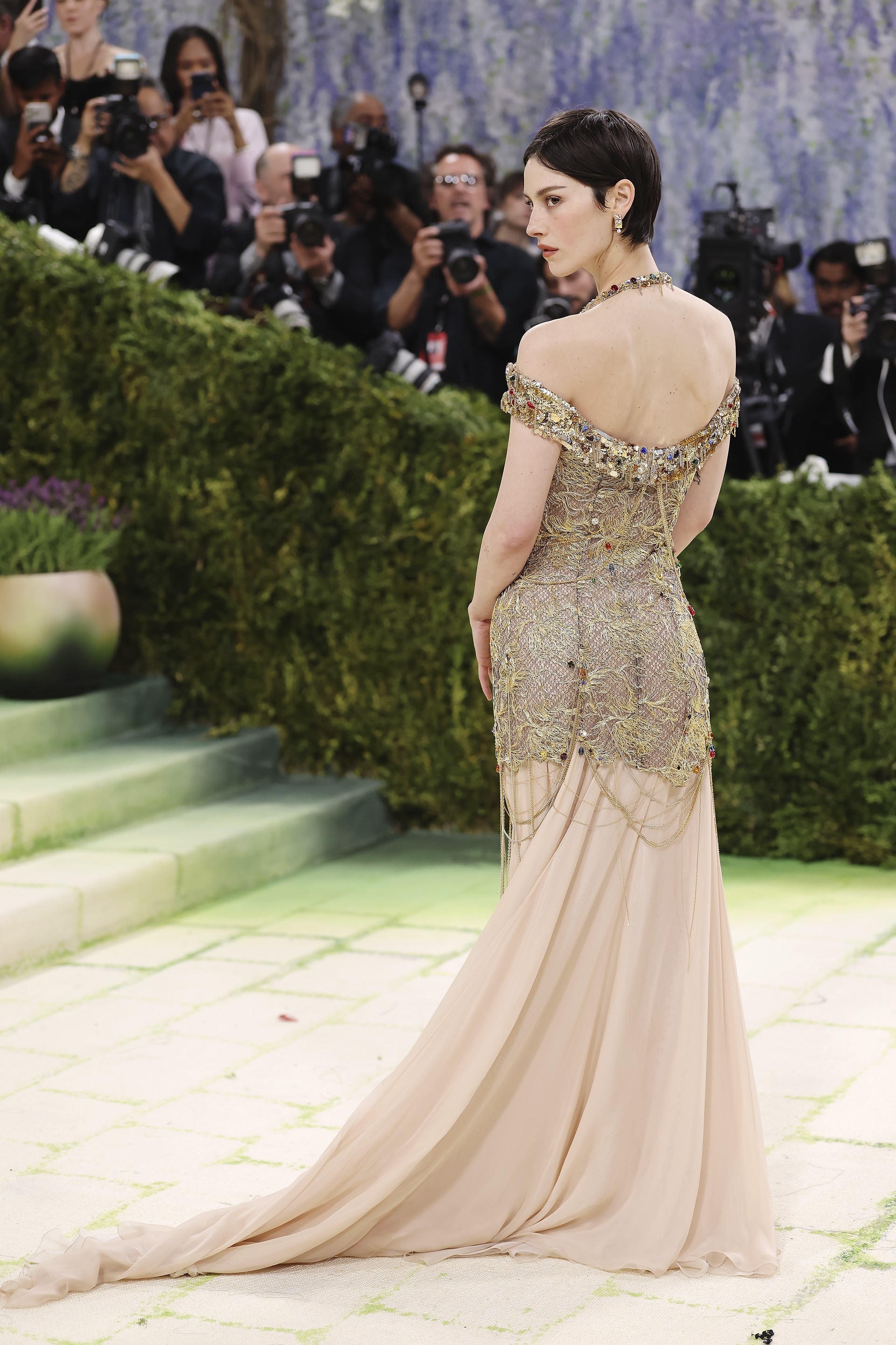 Hinh anh 3.186 giờ chế tác cho một đêm Met Gala: CHANEL “nâng niu” dàn đại sứ như thế nào? 10