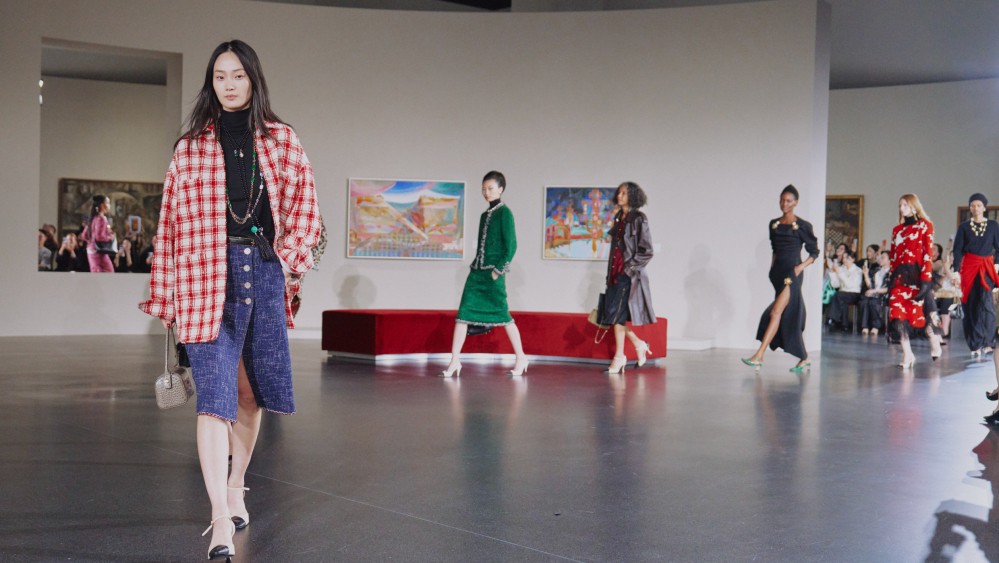 Hinh anh Sau hơn một thập kỉ kể từ lúc nhà mốt Karl Lagerfeld đem CHANEL Cruise đến Hàn Quốc năm 2016, show diễn CHANEL Métiers d'art 2026 đã ghé thăm xứ sở Kimchi vào ngày 26 tháng 5 vừa qua. Sự kiện không chỉ là một buổi trình diễn thời trang đơn thuần, mà là một bữa tiệc thị giác đỉnh cao, tôn vinh tinh hoa thủ công Pháp (Savoir-faire) ngay trên nền một không gian nghệ thuật đương đại đậm chất điện ảnh. 1